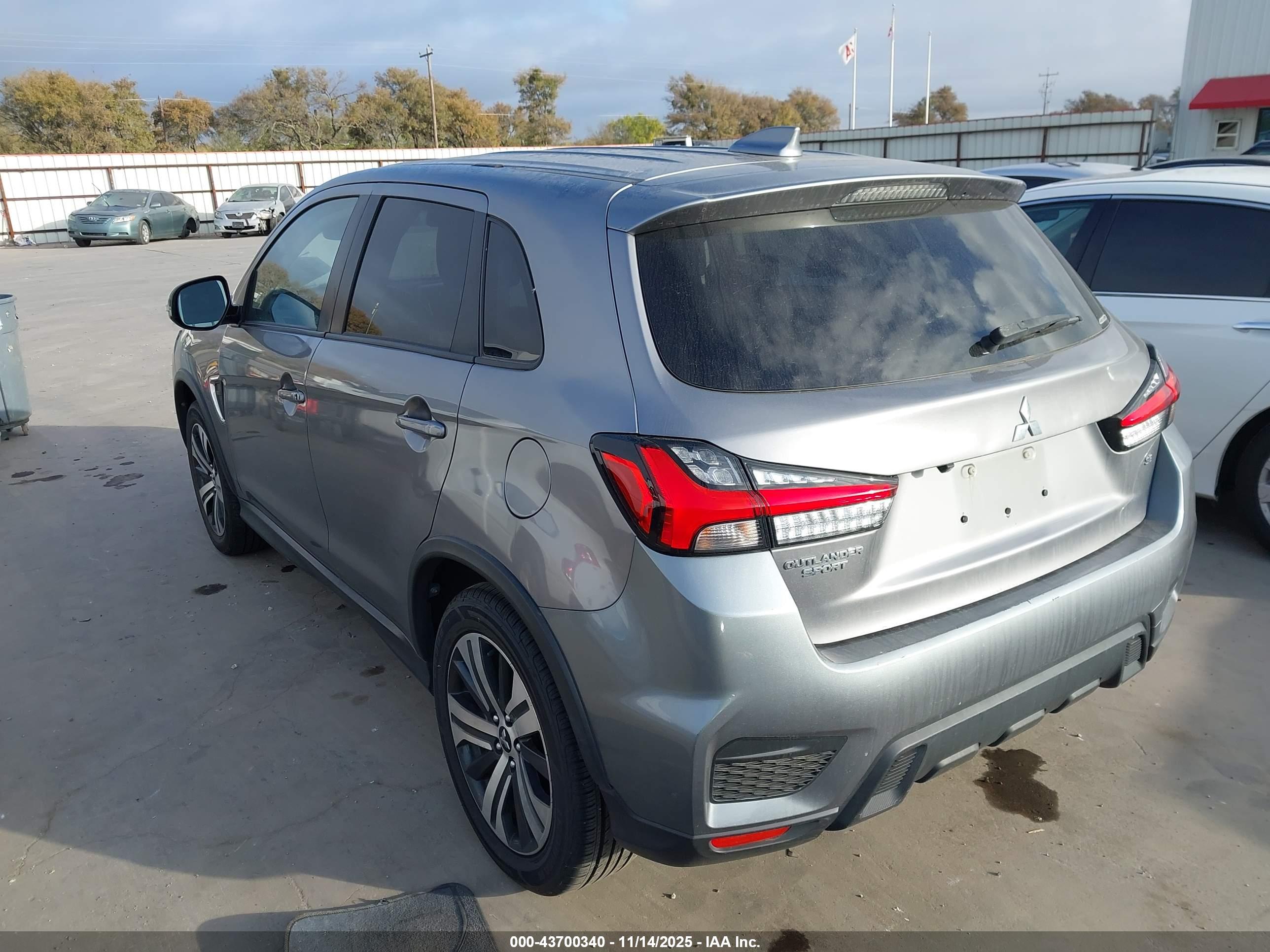 MITSUBISHI OUTLANDER image 3
