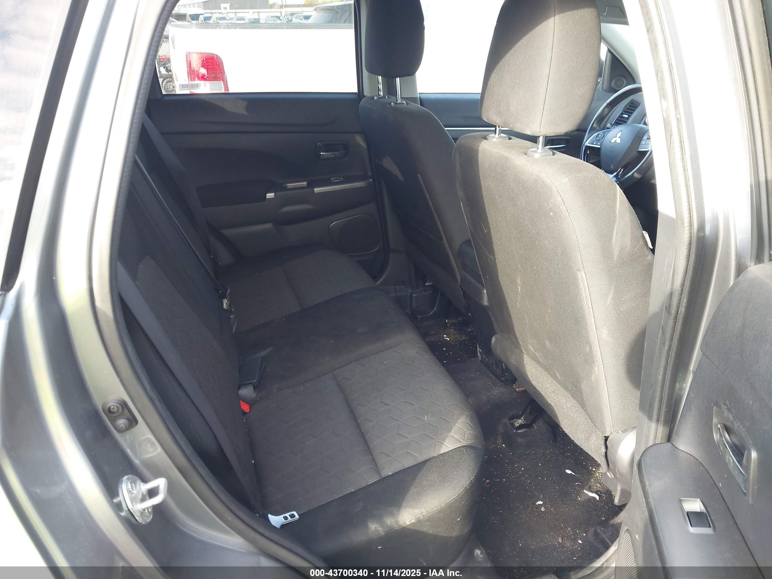MITSUBISHI OUTLANDER image 8