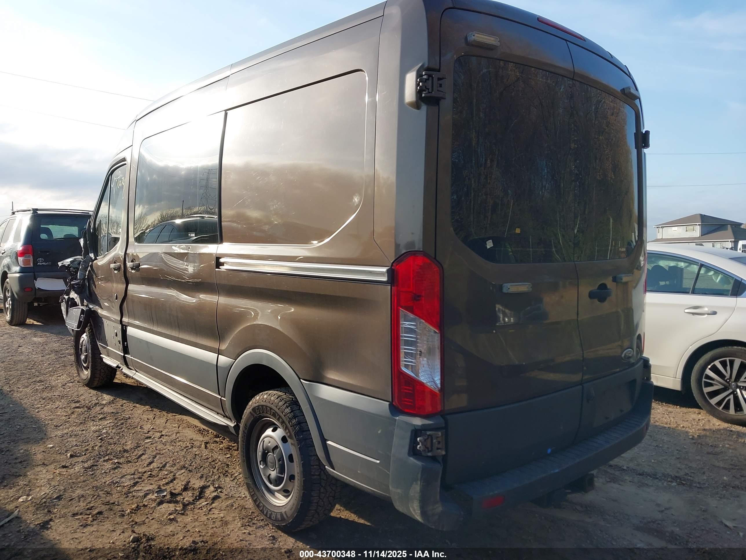FORD TRANSIT-250 image 3