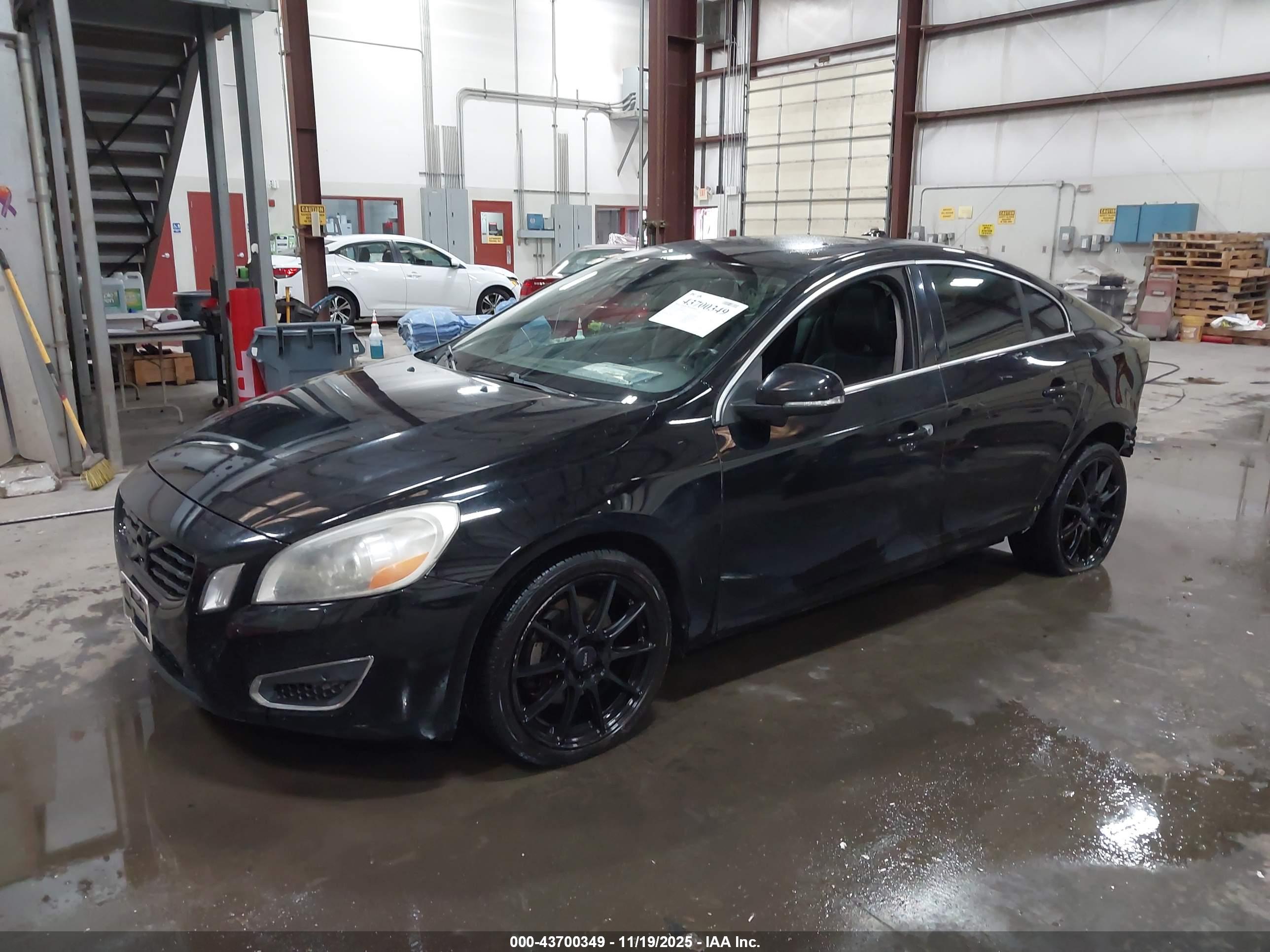 VOLVO S60 image 2