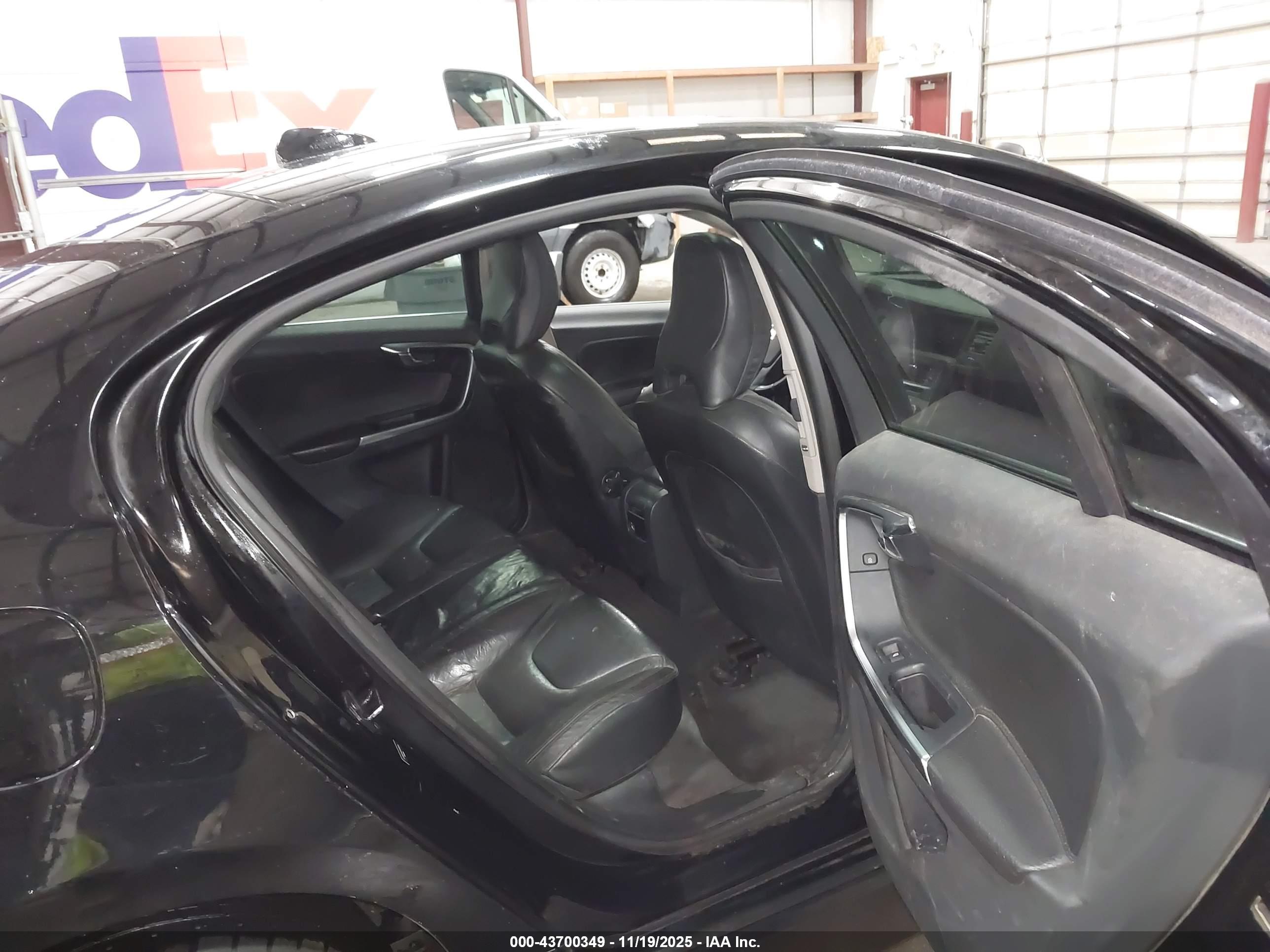 VOLVO S60 image 8