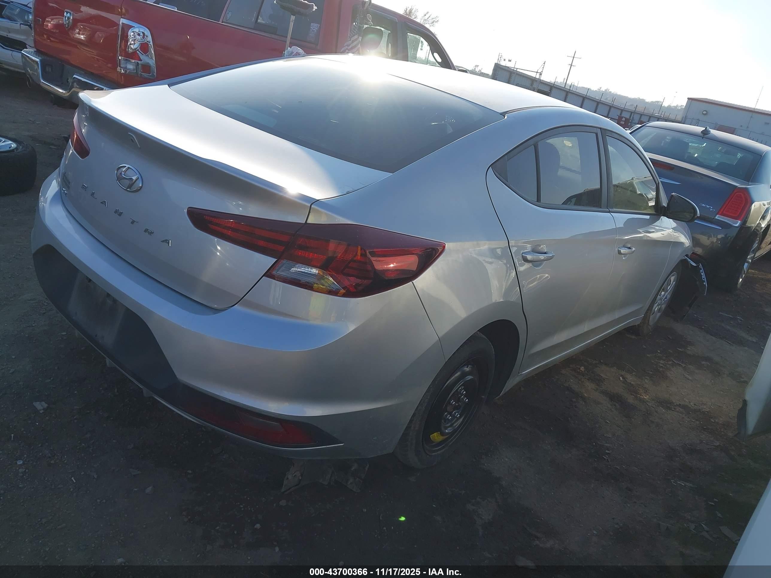 HYUNDAI ELANTRA image 4