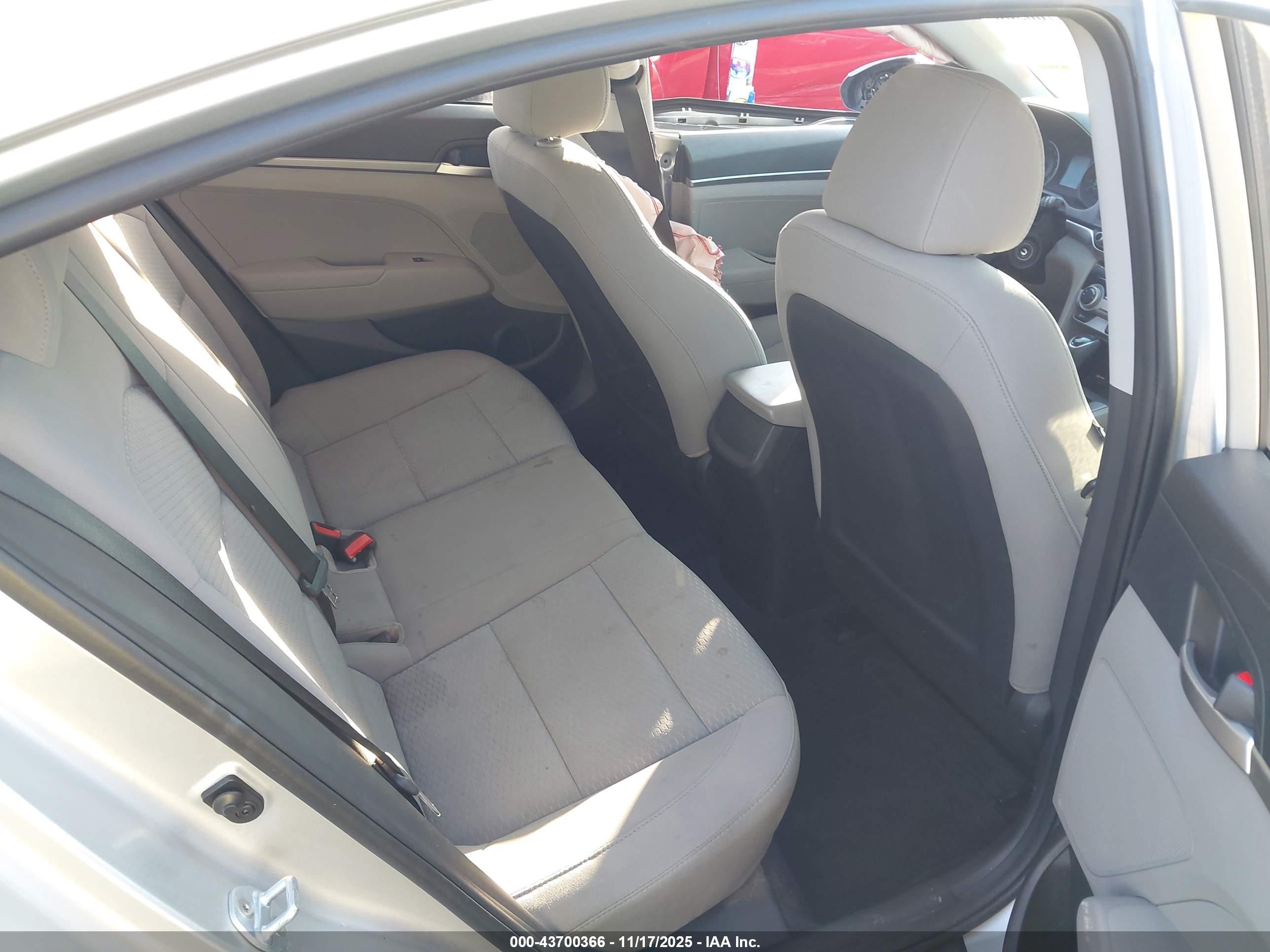 HYUNDAI ELANTRA image 8