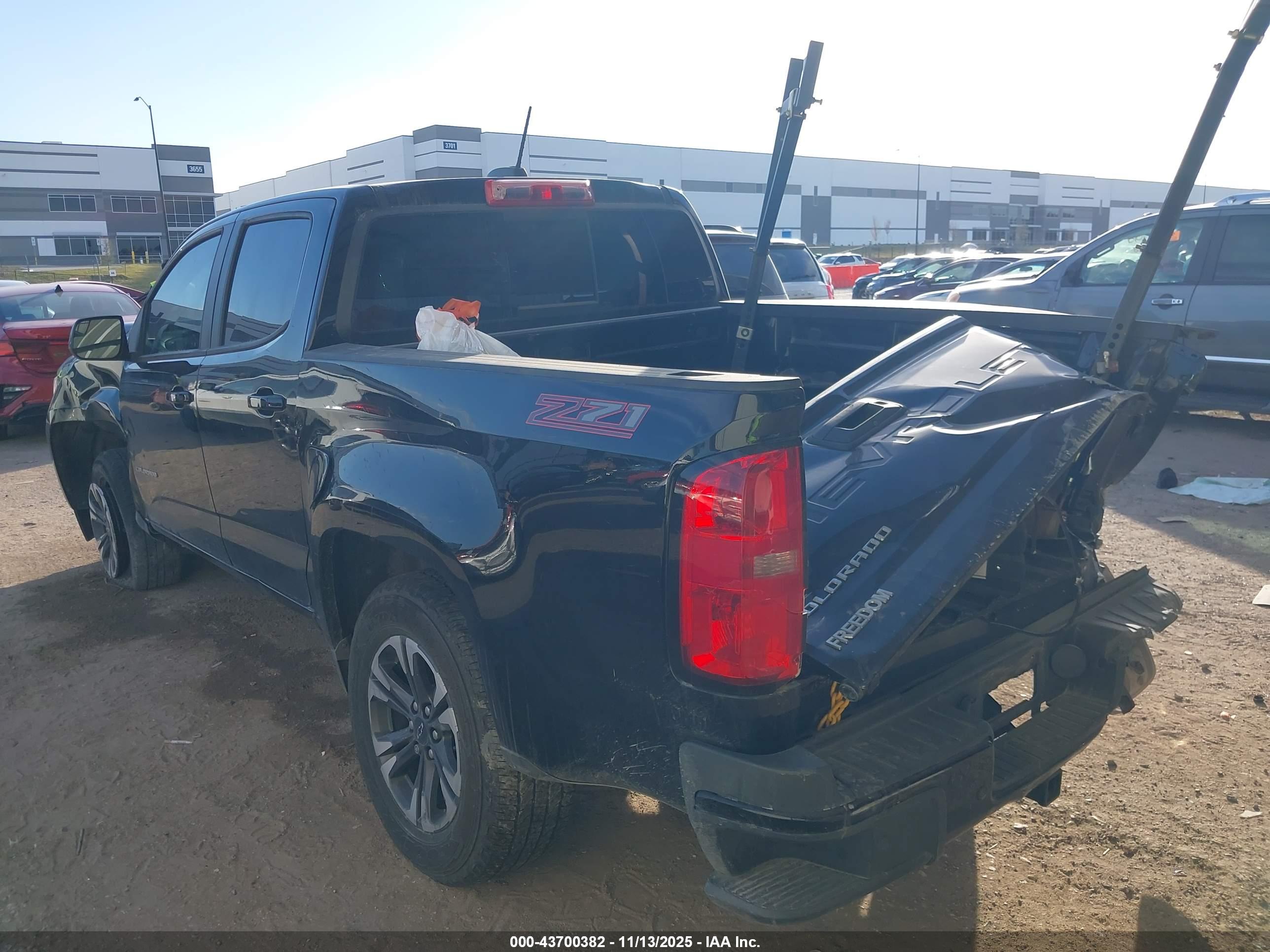 CHEVROLET COLORADO image 3