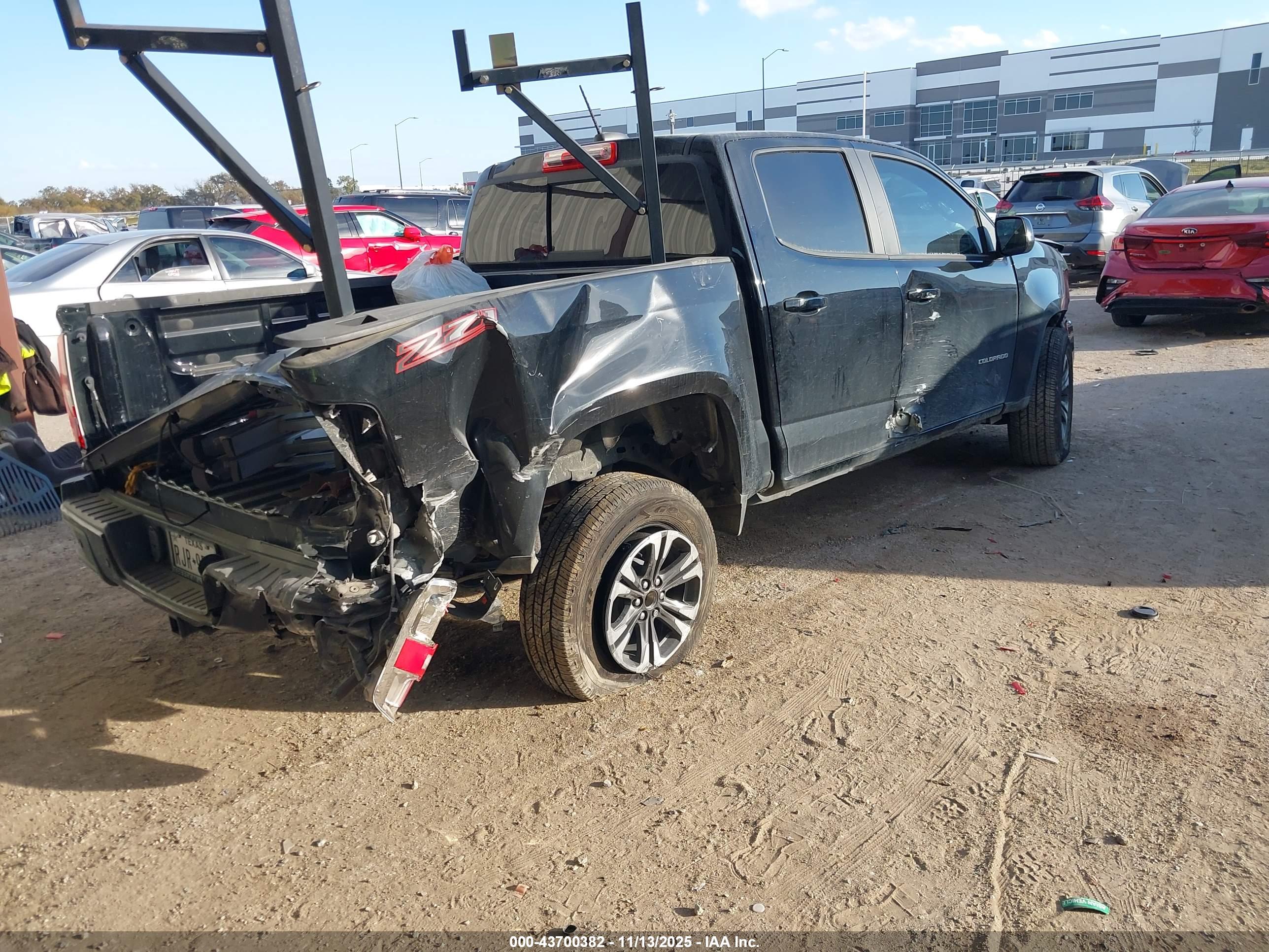 CHEVROLET COLORADO image 4