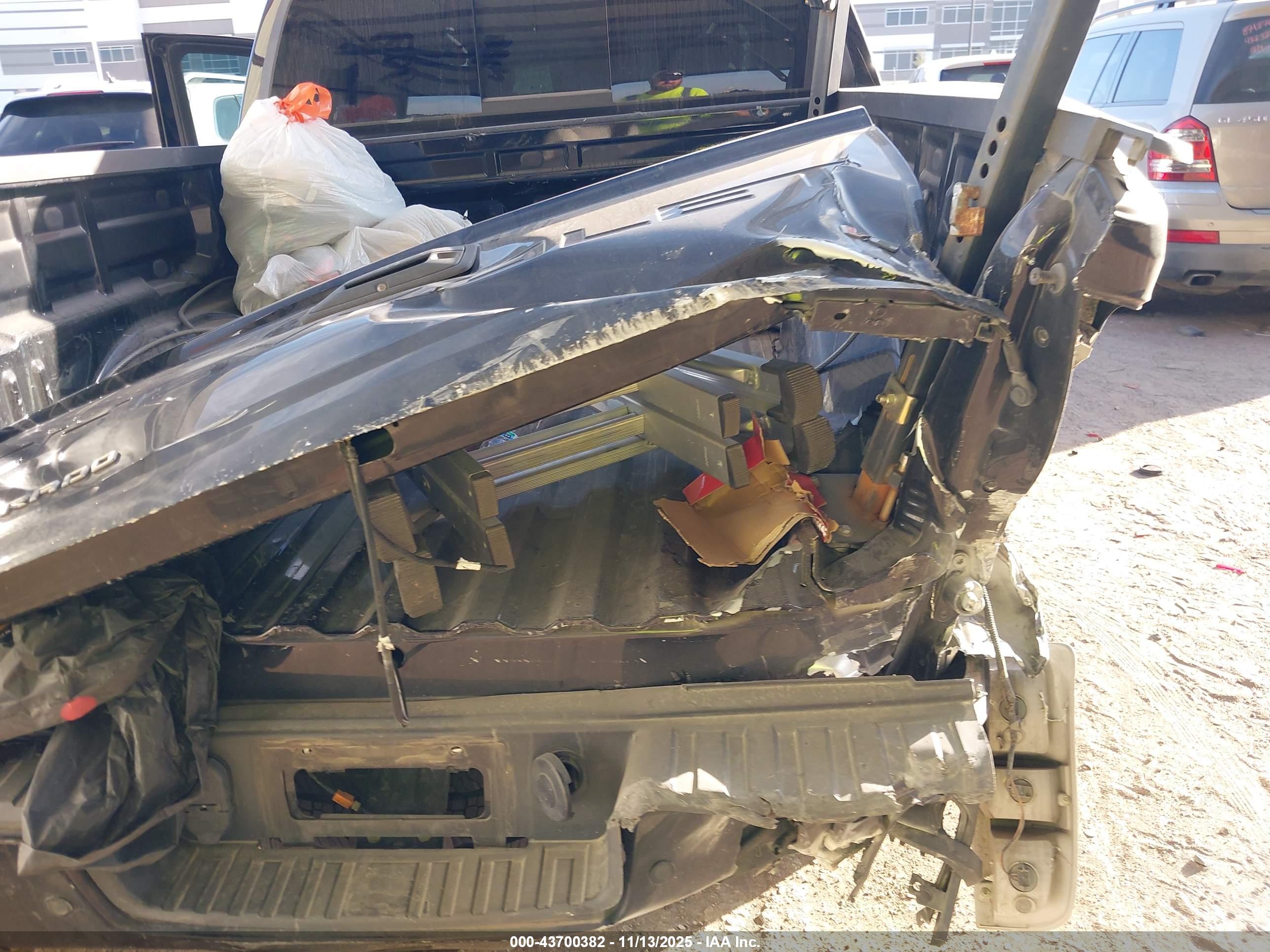 CHEVROLET COLORADO image 6