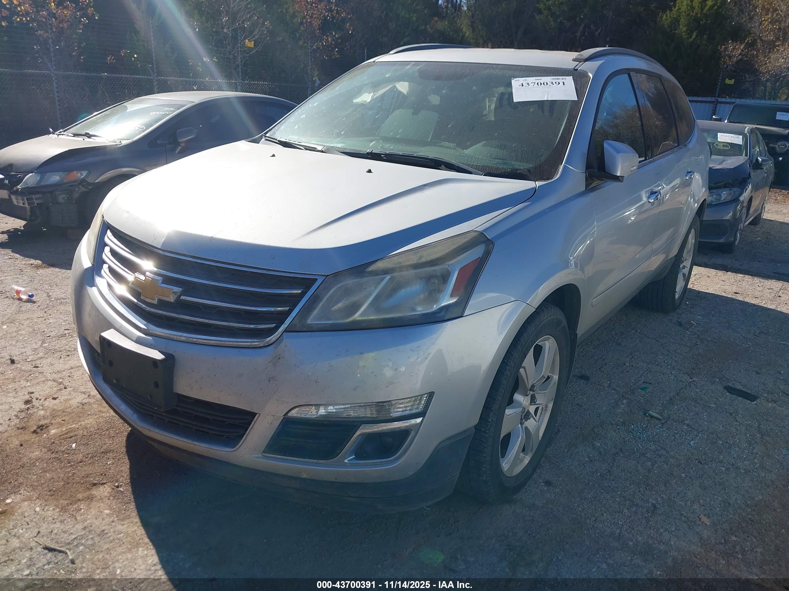 CHEVROLET TRAVERSE image 2