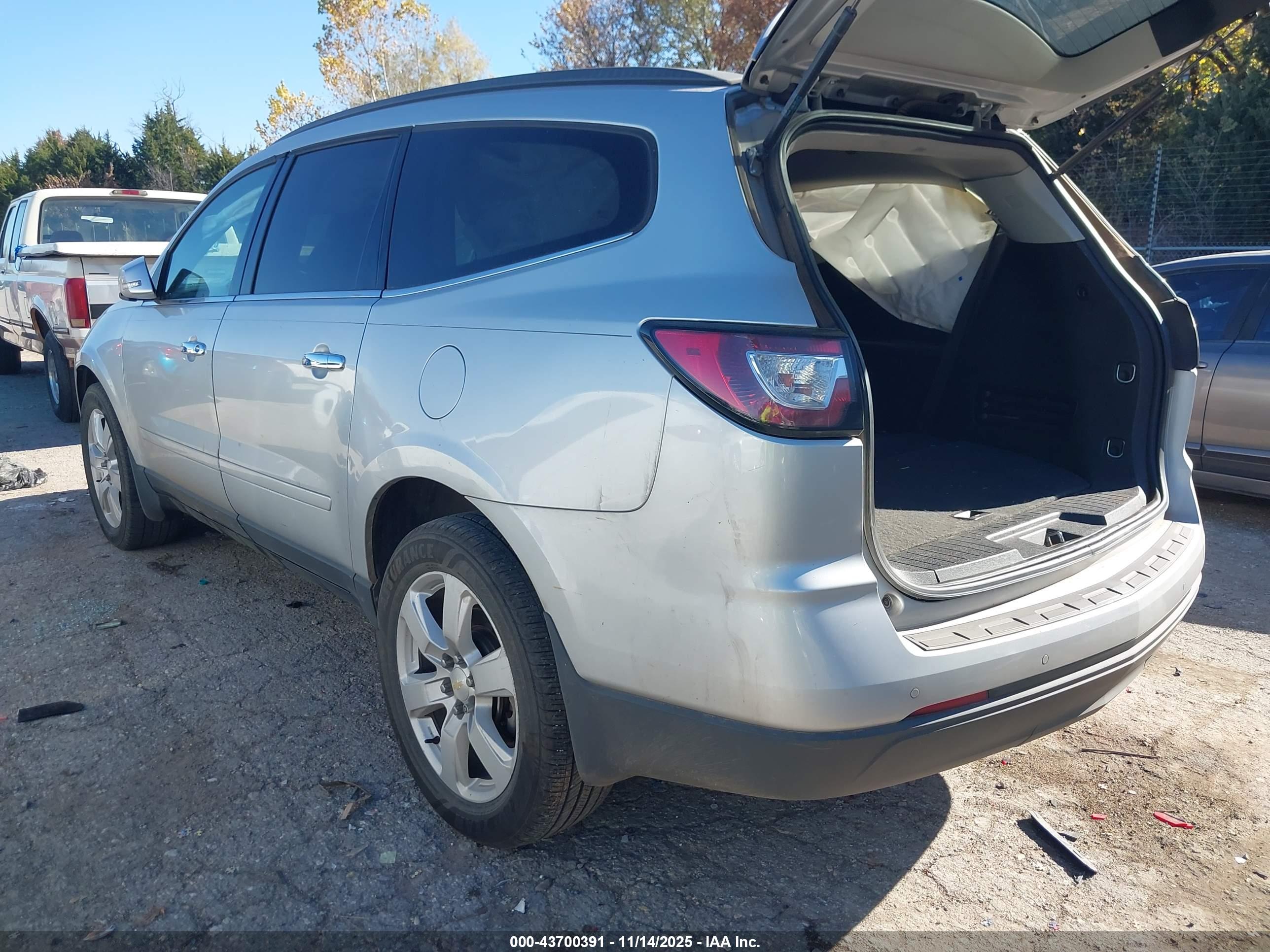 CHEVROLET TRAVERSE image 3