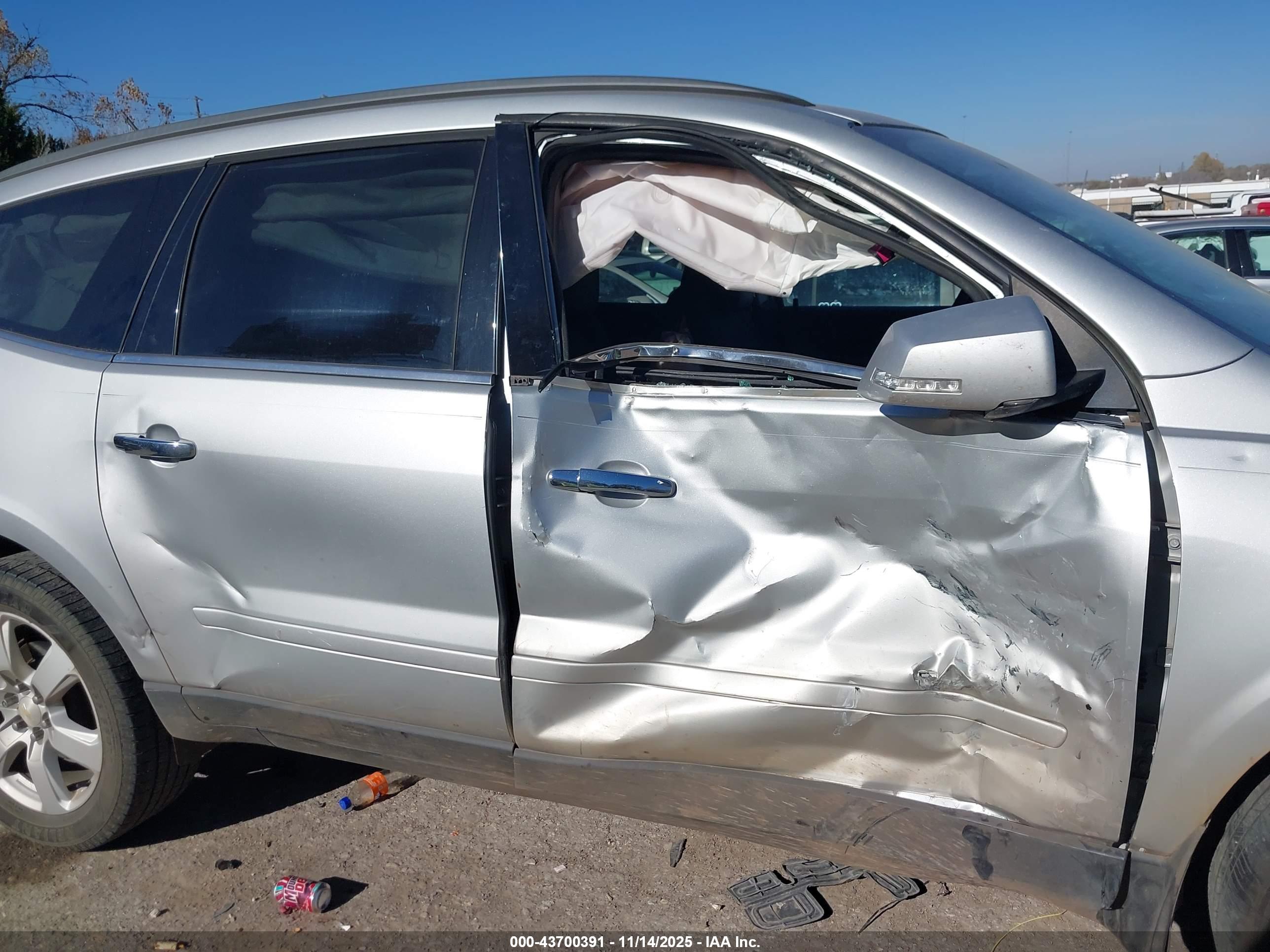CHEVROLET TRAVERSE image 6