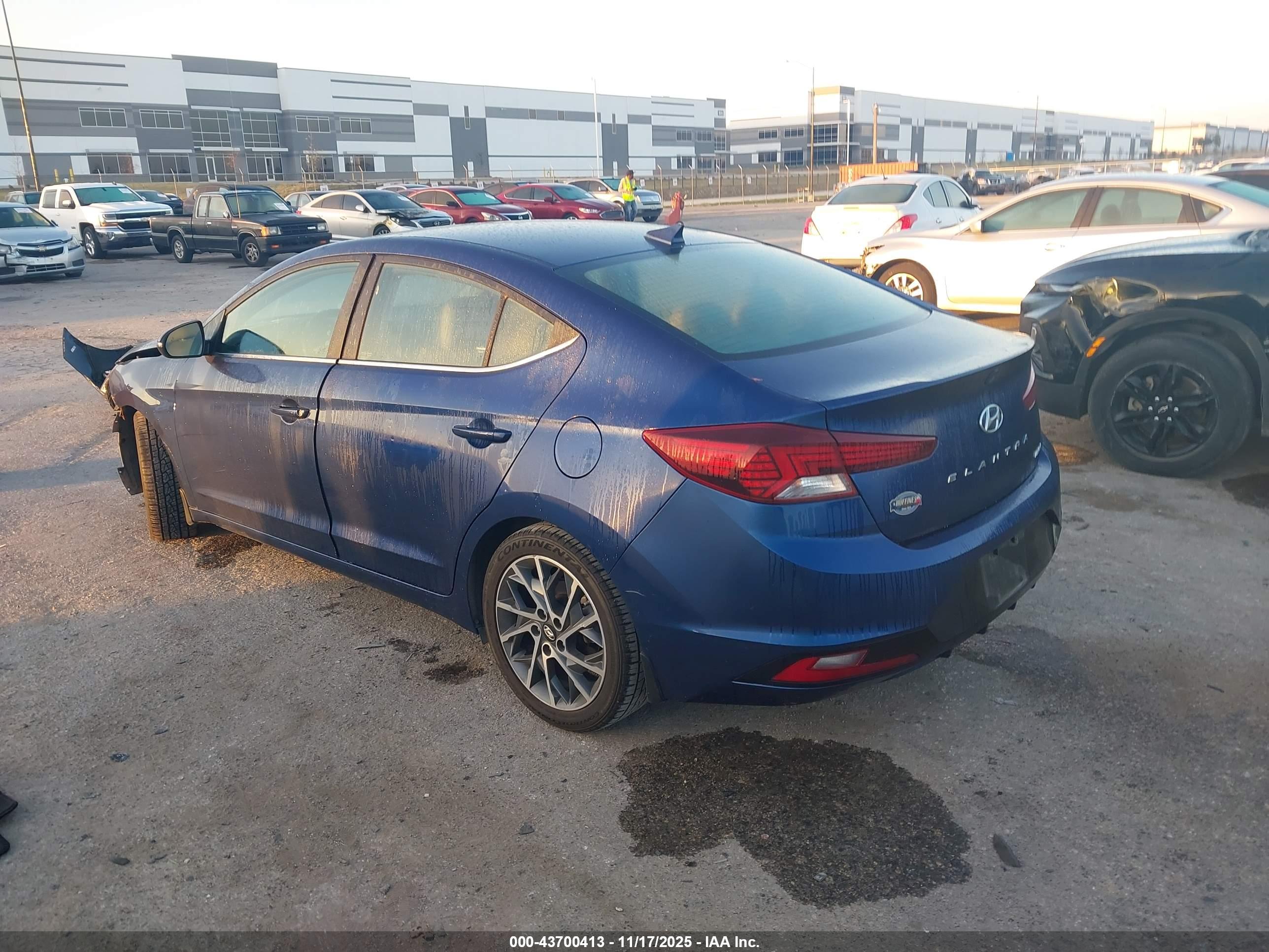 HYUNDAI ELANTRA image 3
