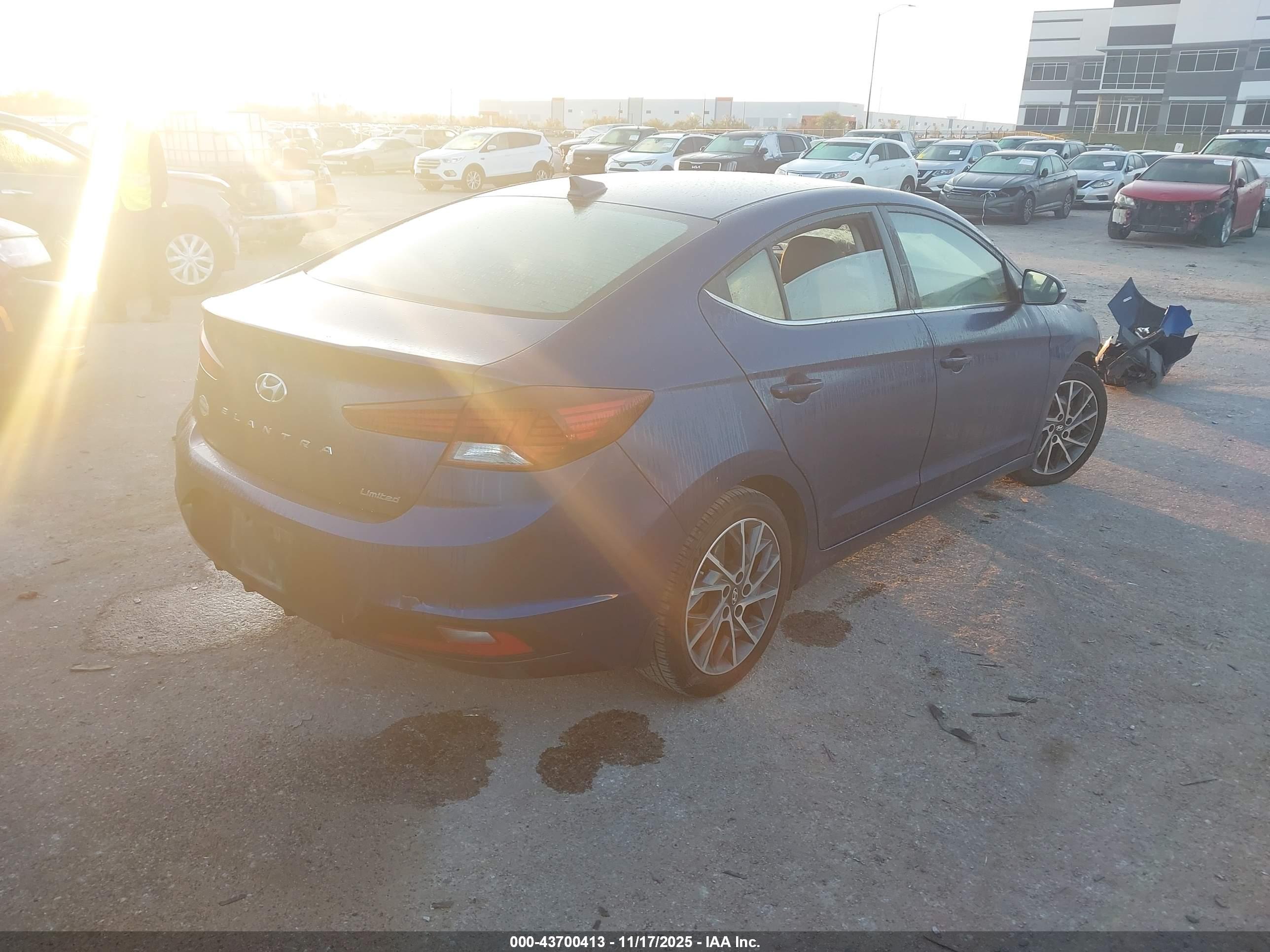 HYUNDAI ELANTRA image 4
