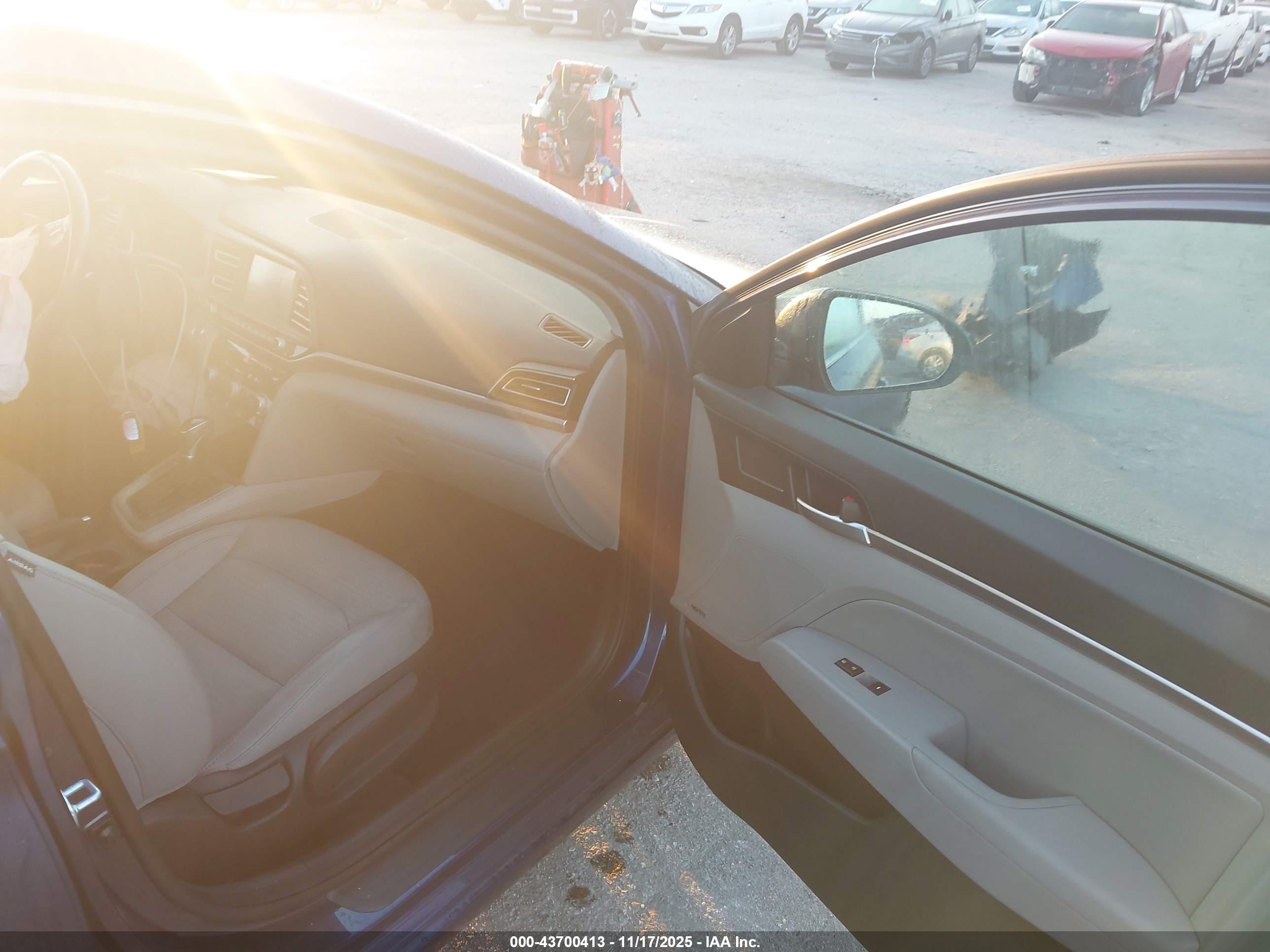 HYUNDAI ELANTRA image 5