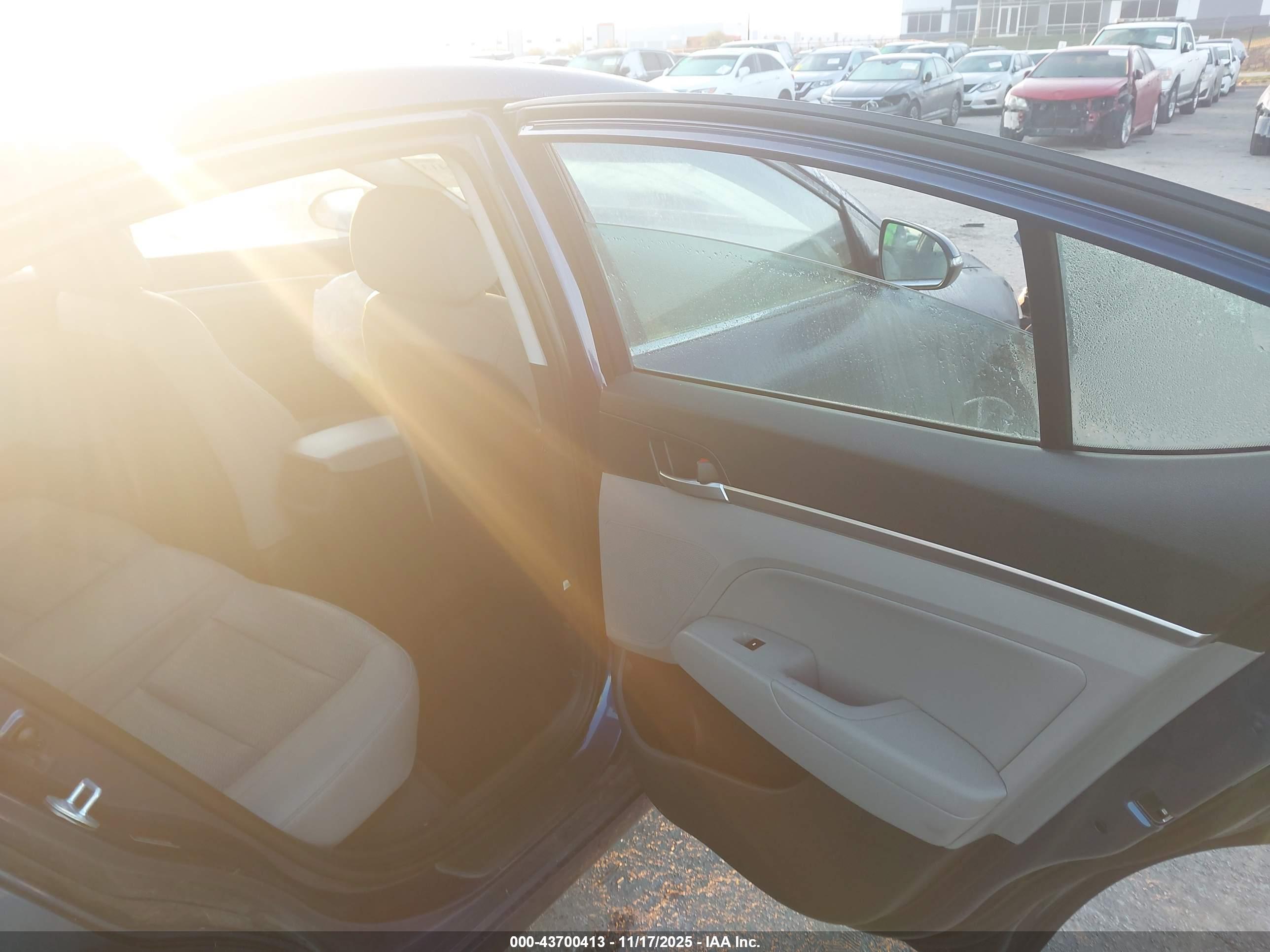 HYUNDAI ELANTRA image 8