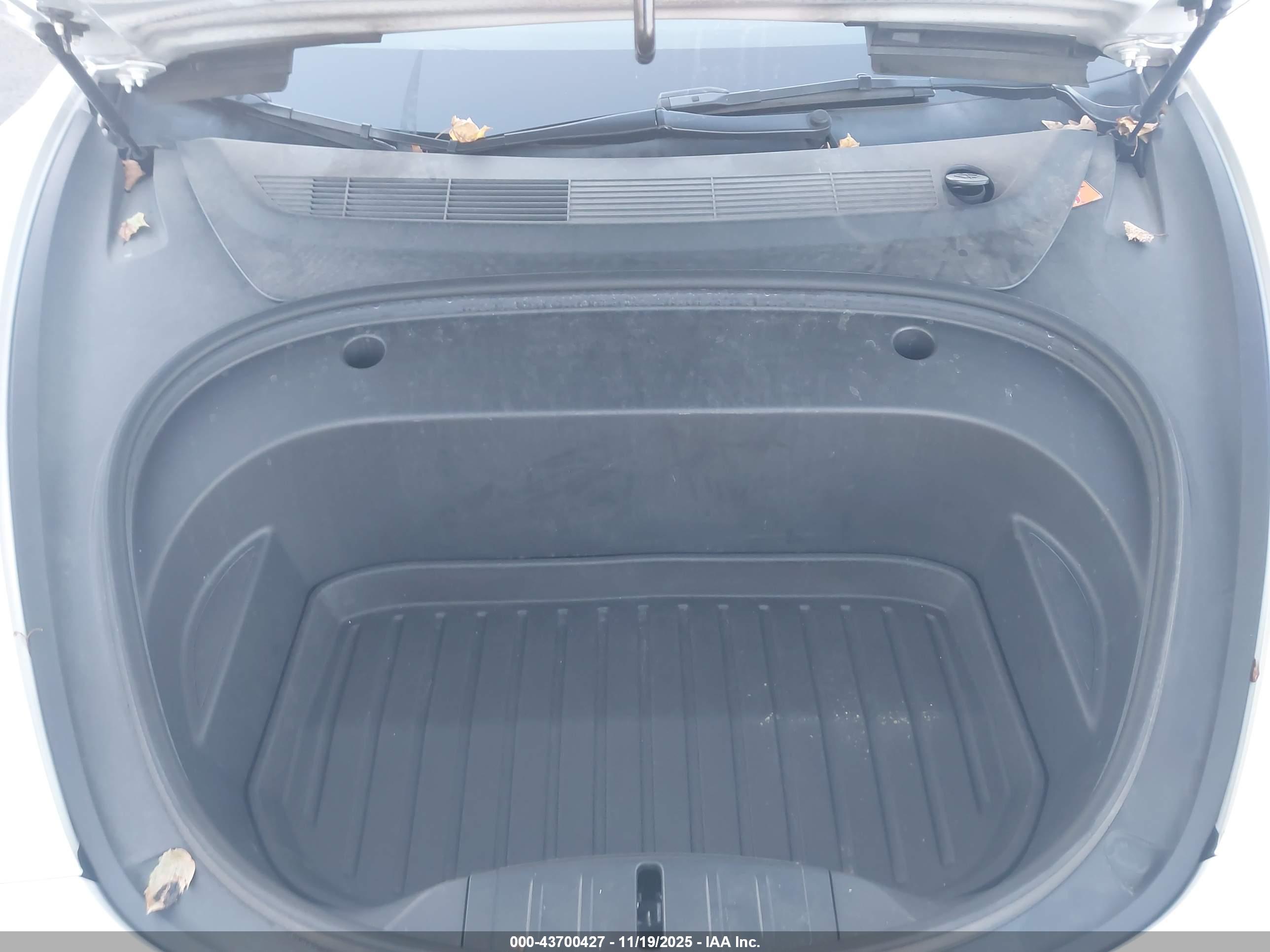 TESLA MODEL image 10