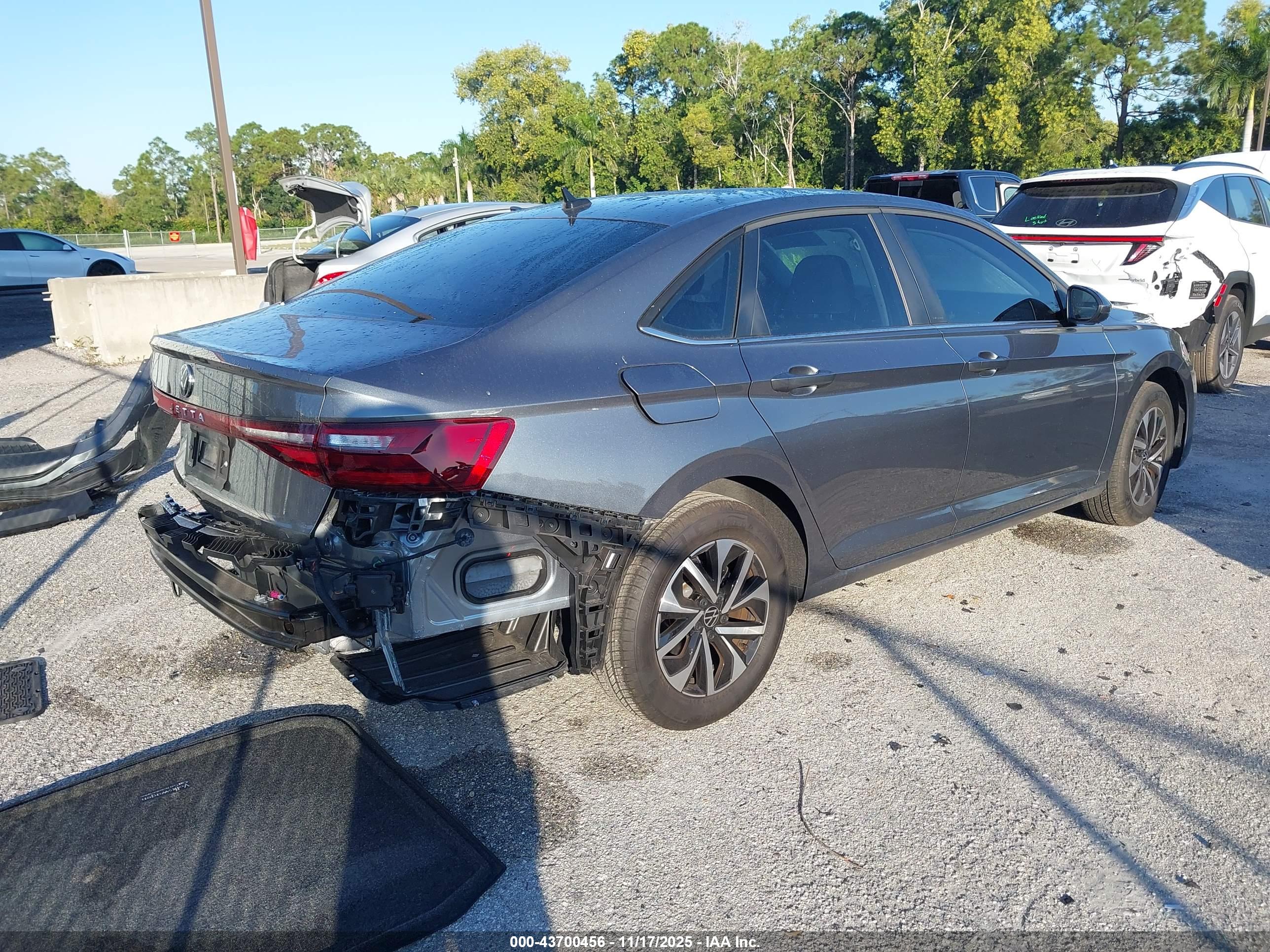 VOLKSWAGEN JETTA image 4