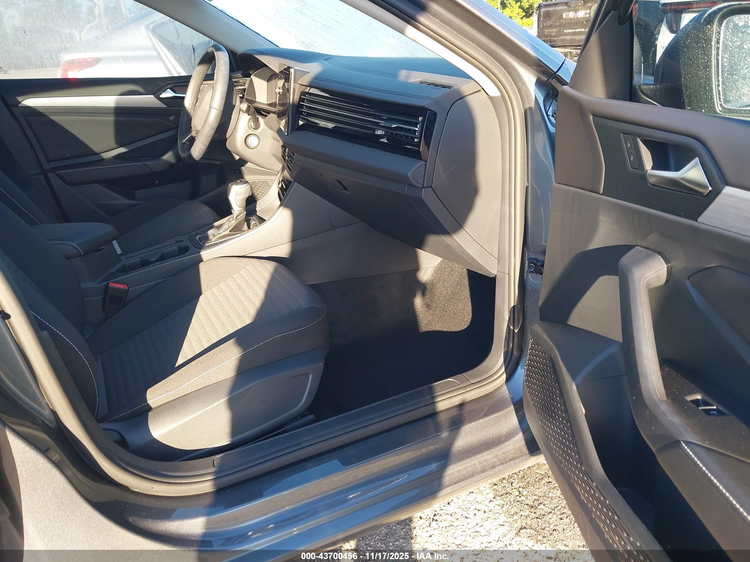 VOLKSWAGEN JETTA image 5