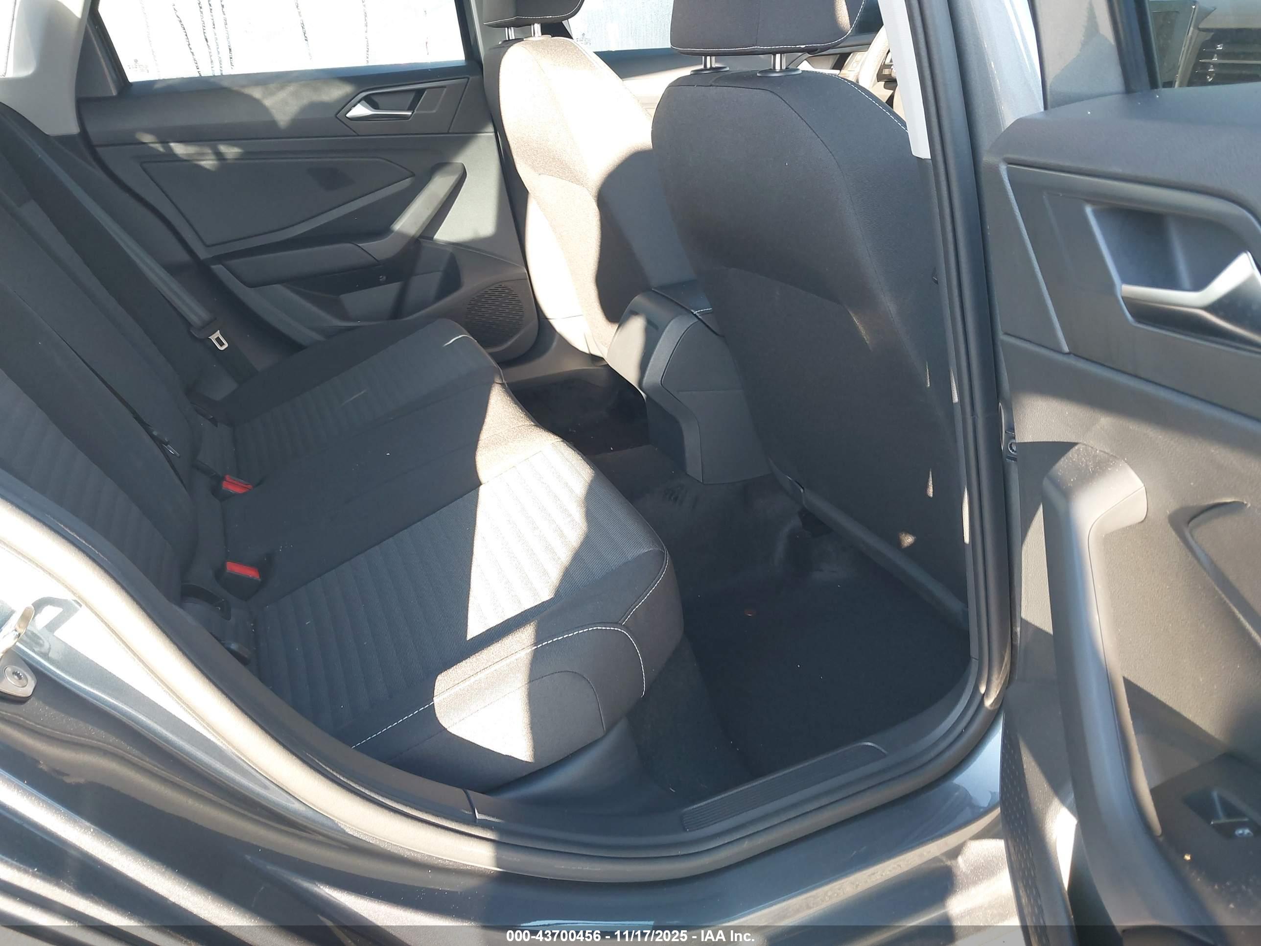 VOLKSWAGEN JETTA image 8