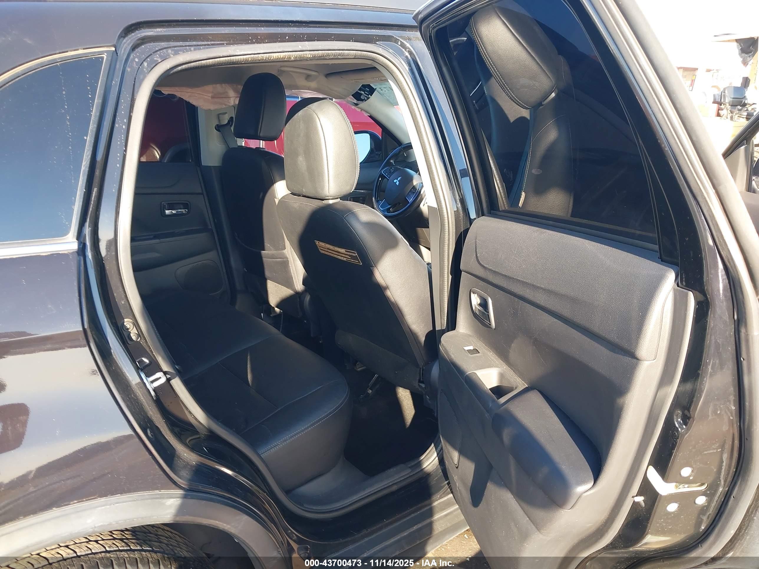 MITSUBISHI OUTLANDER image 8