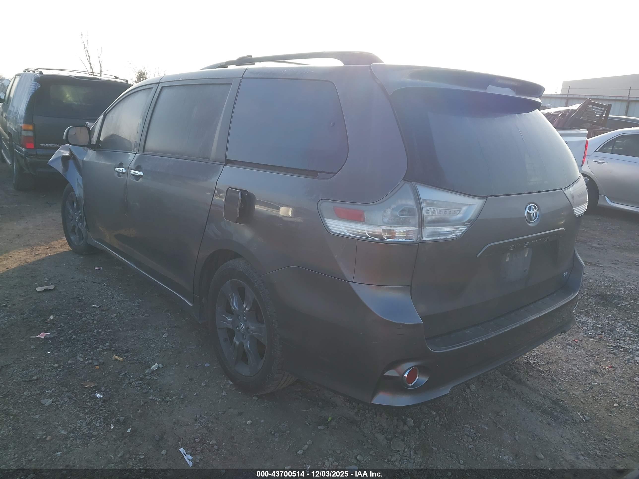 TOYOTA SIENNA image 3