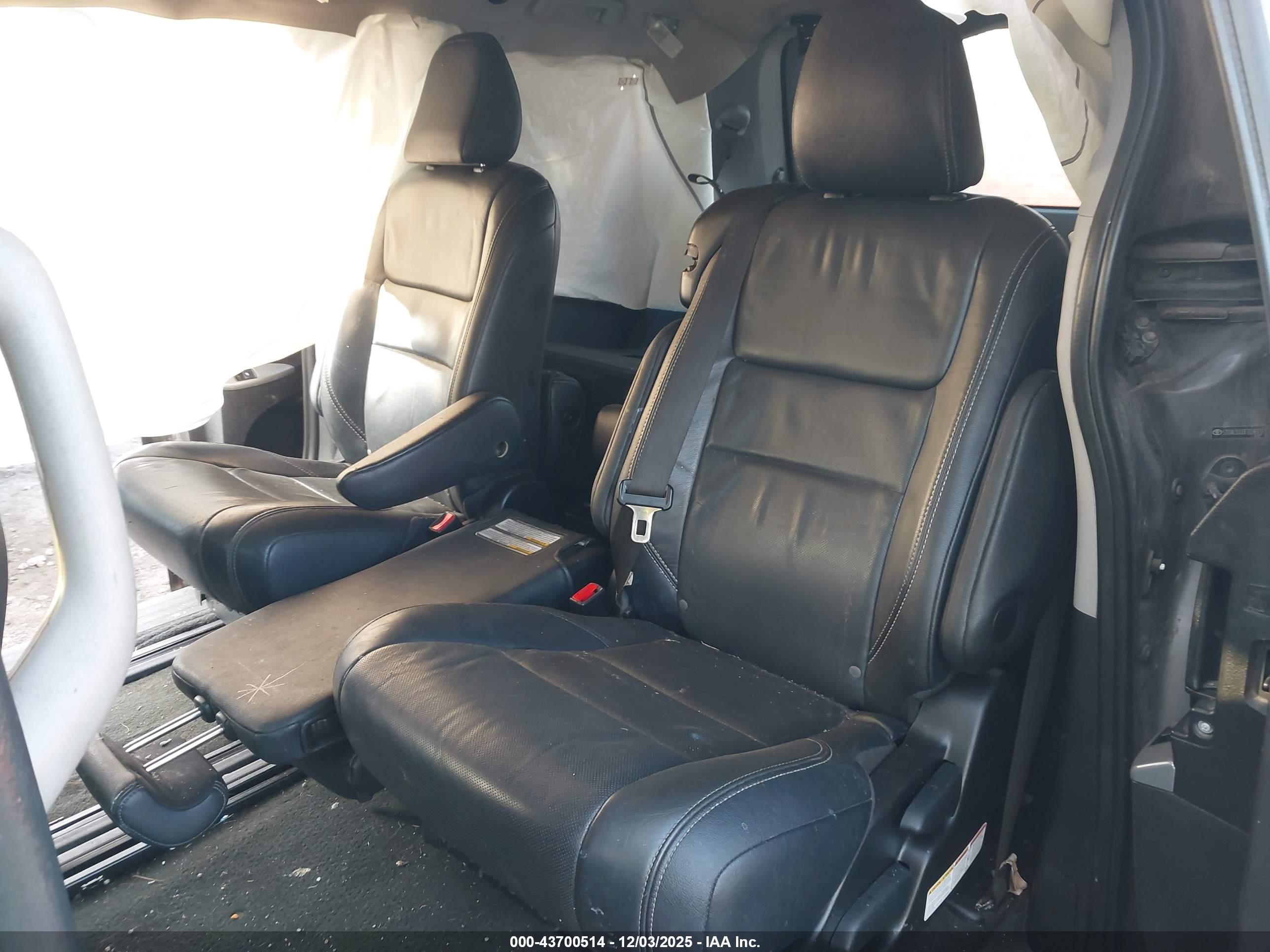 TOYOTA SIENNA image 8