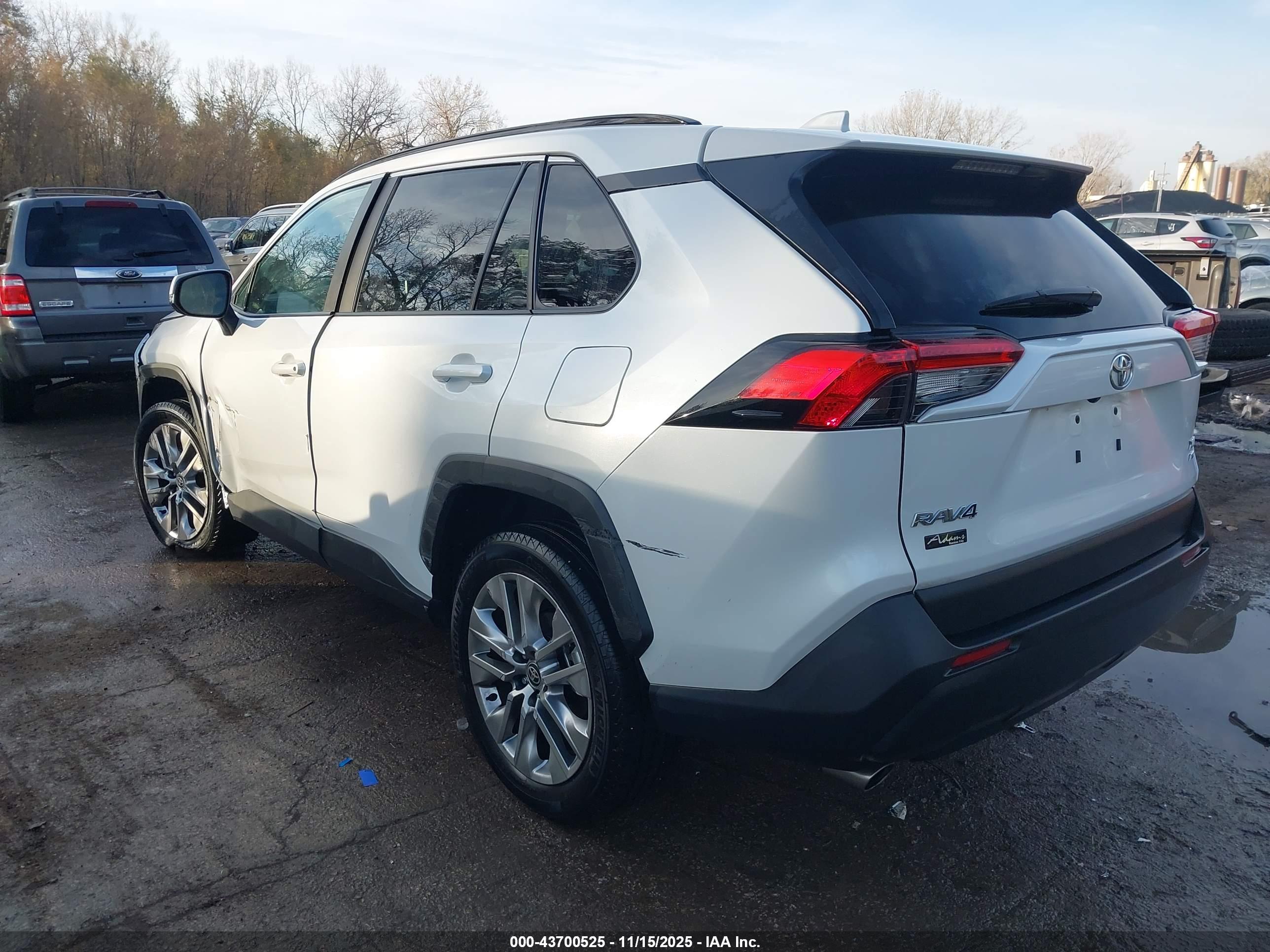 TOYOTA RAV4 image 3