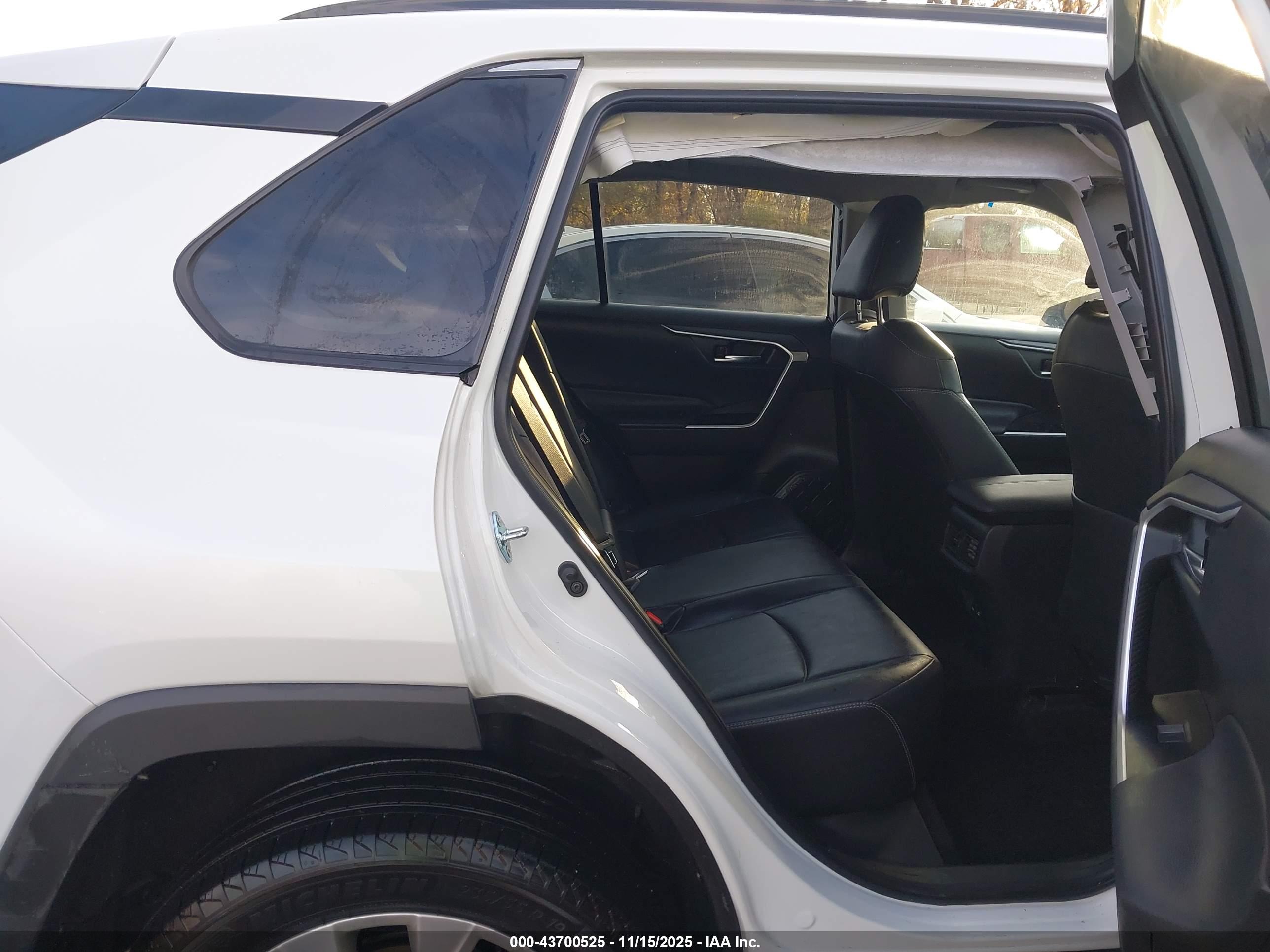 TOYOTA RAV4 image 8
