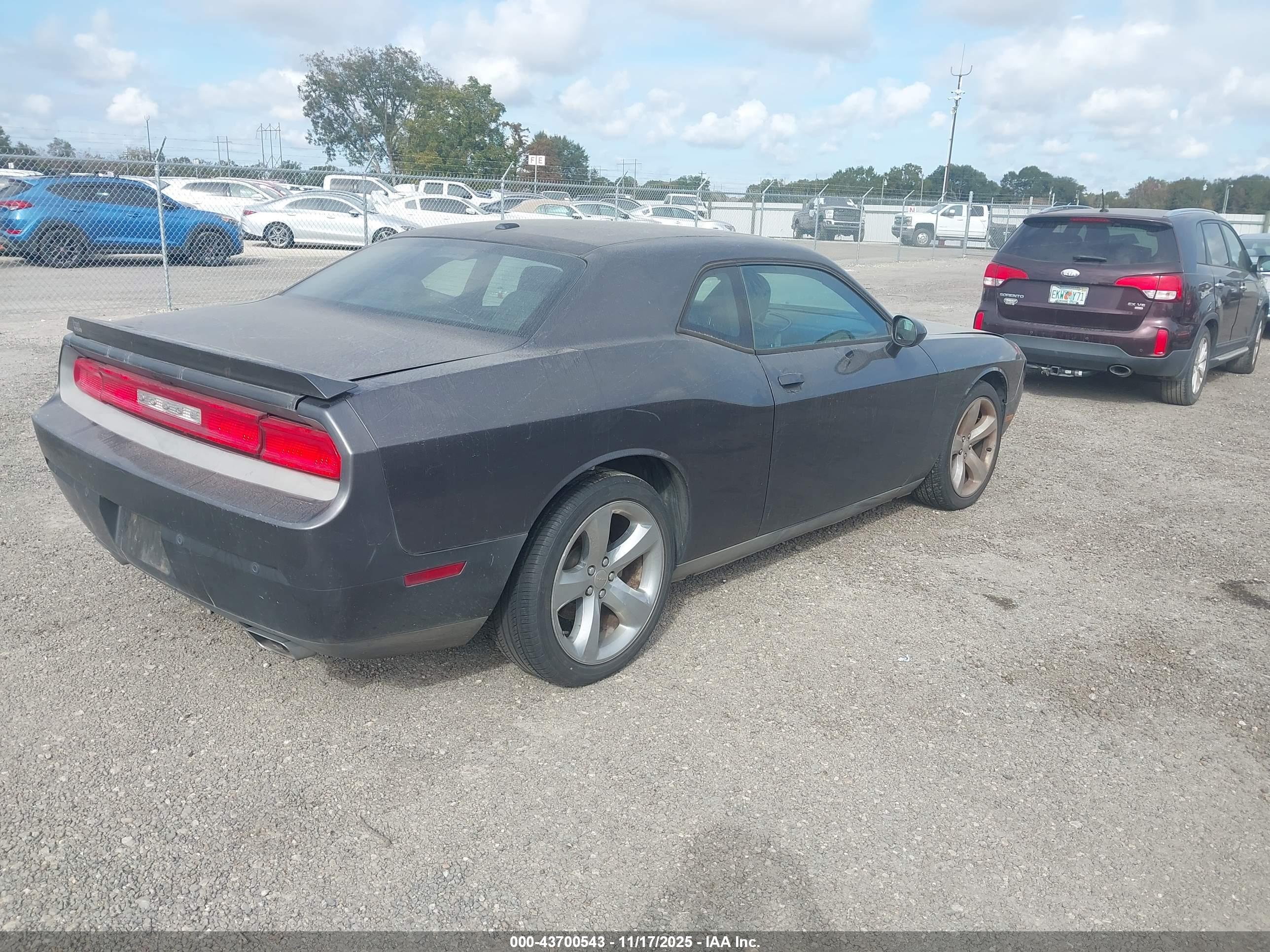 DODGE CHALLENGER image 4