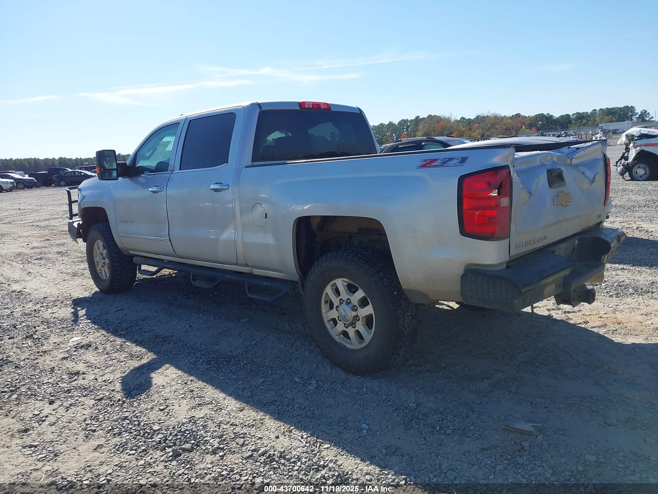 CHEVROLET SILVERADO image 3