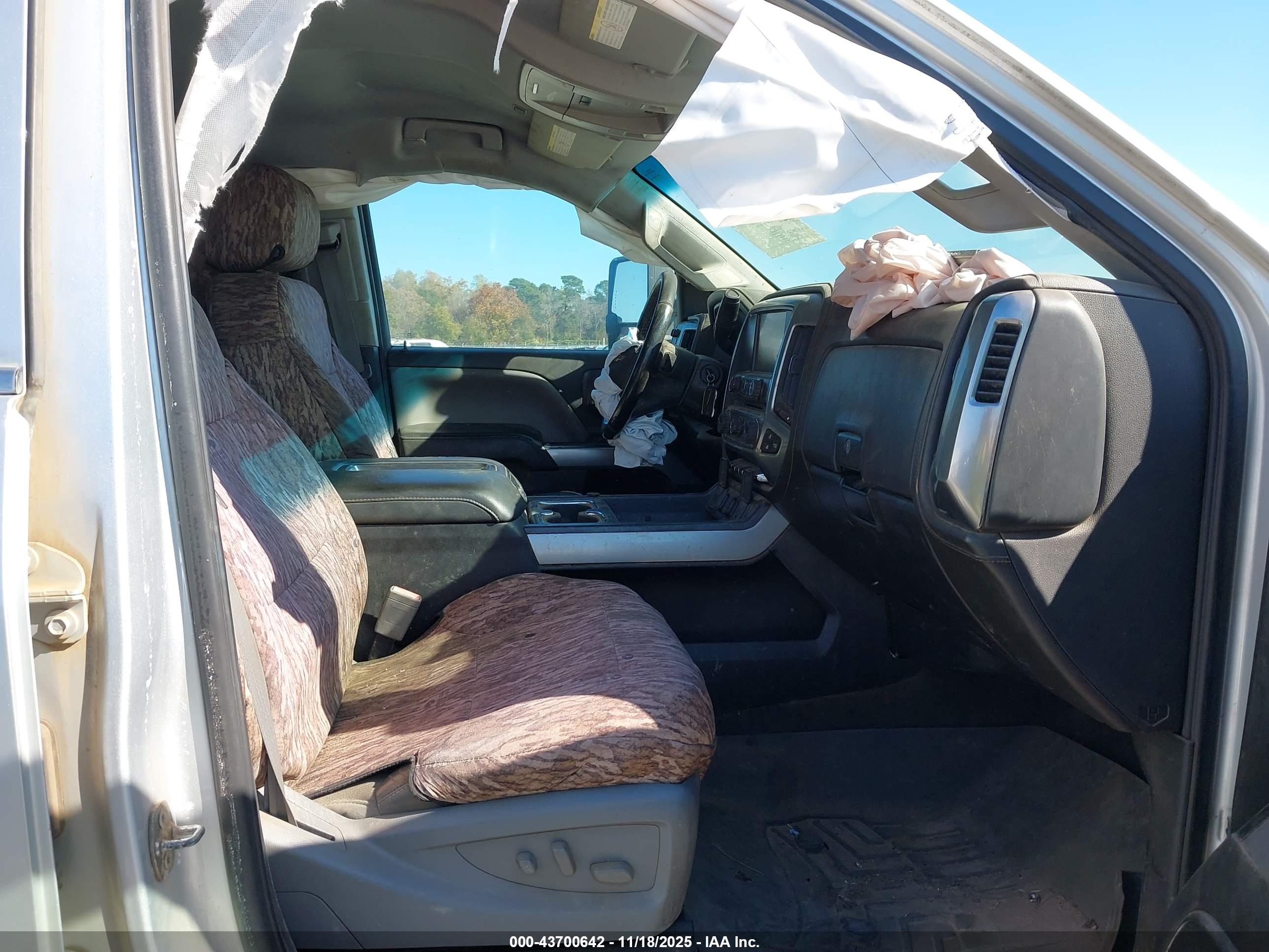 CHEVROLET SILVERADO image 5