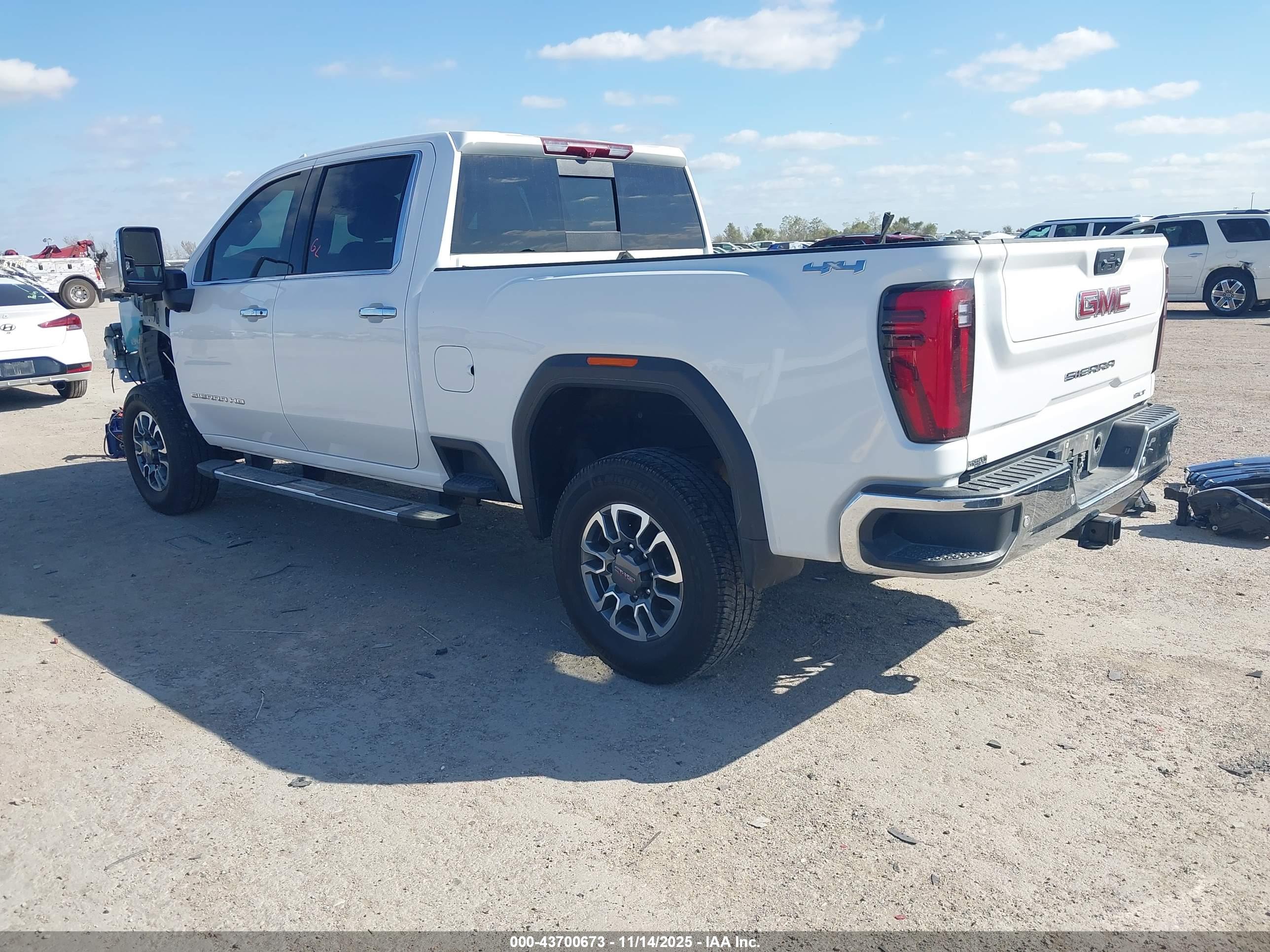 GMC SIERRA image 3