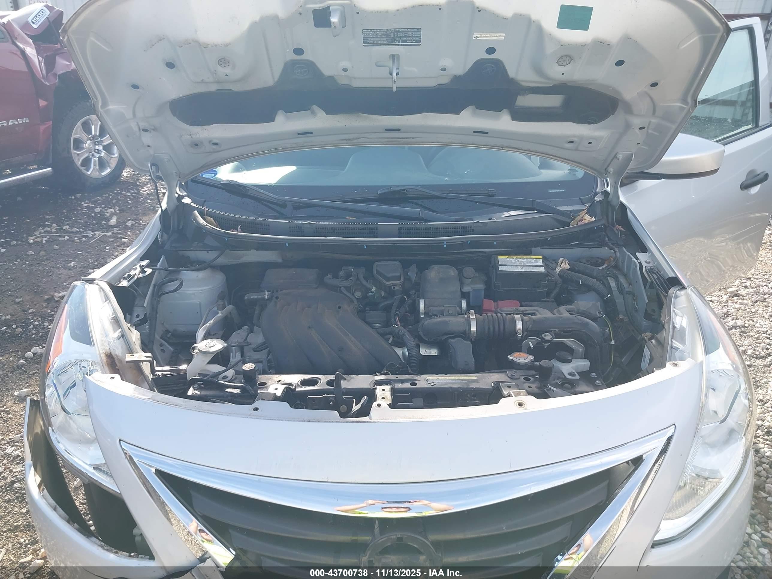 NISSAN VERSA image 10