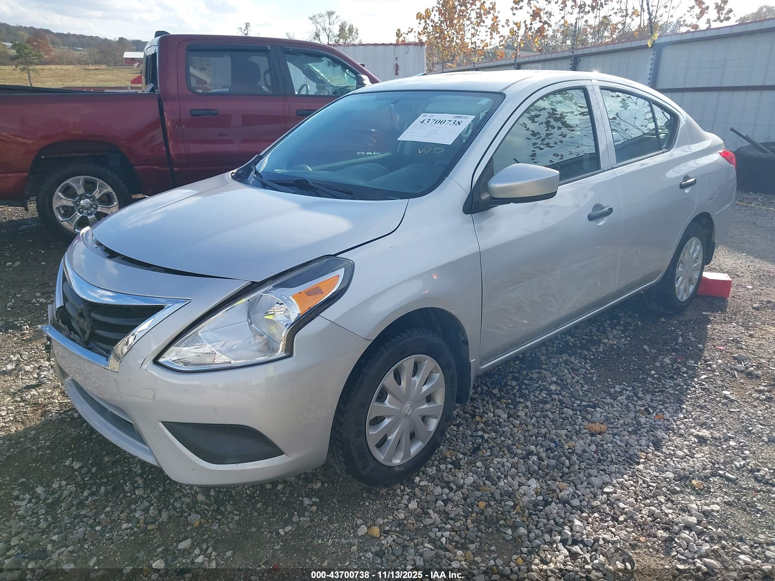 NISSAN VERSA image 2
