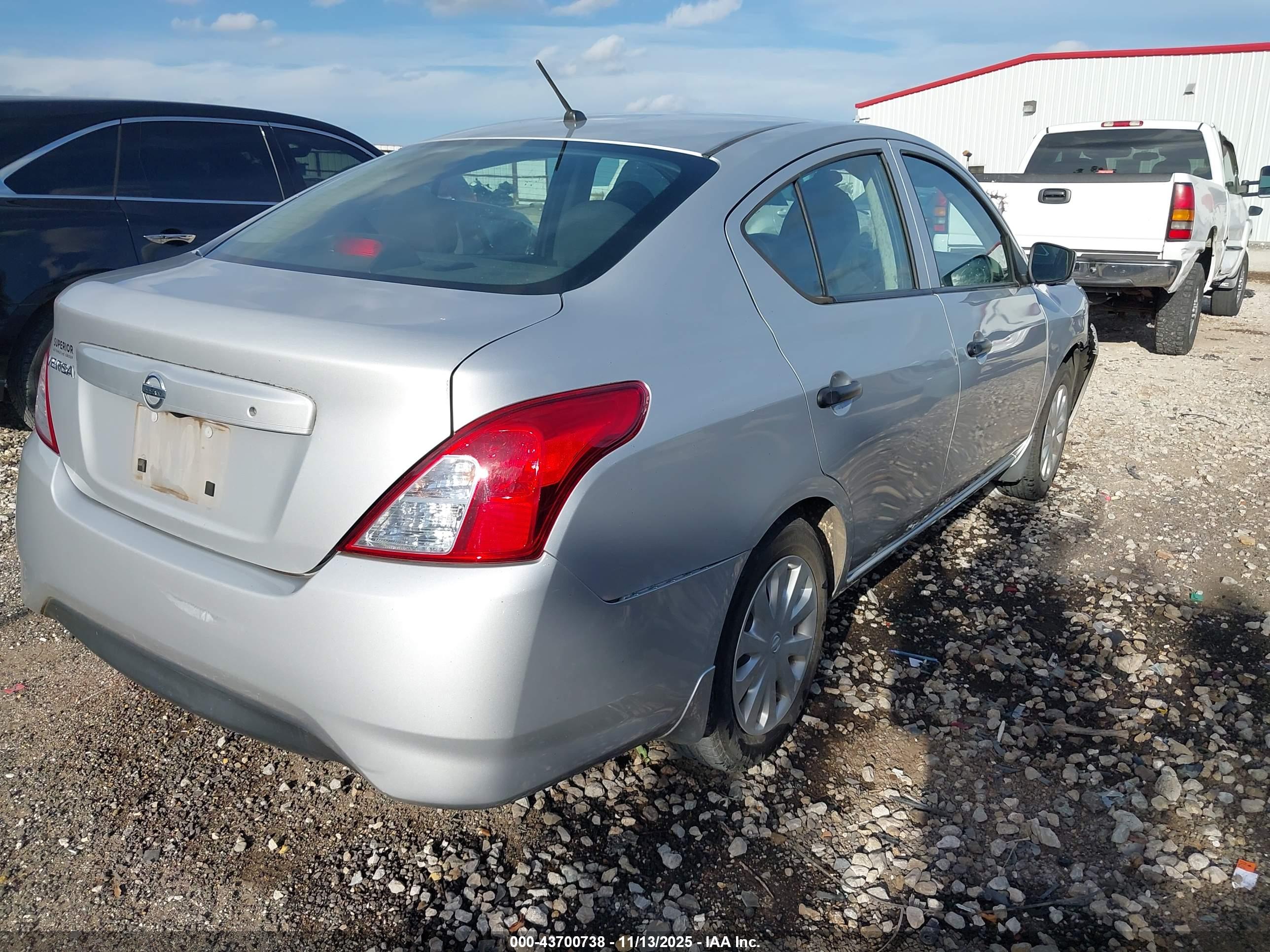 NISSAN VERSA image 4
