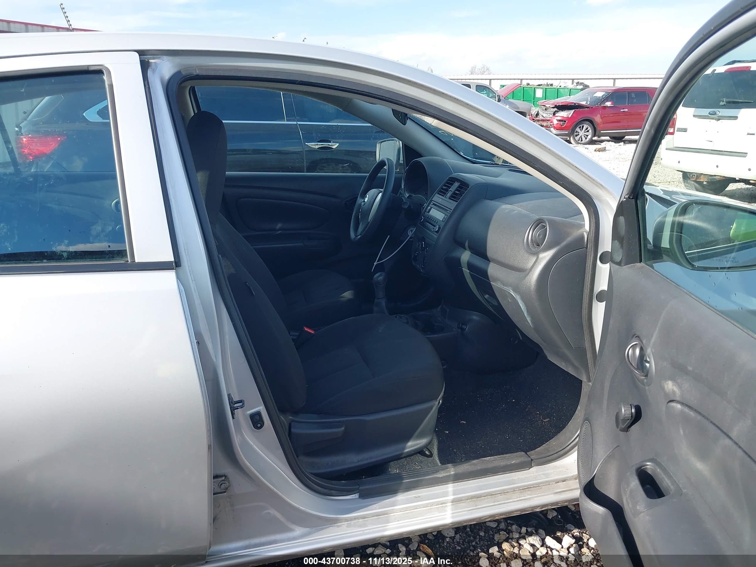 NISSAN VERSA image 5