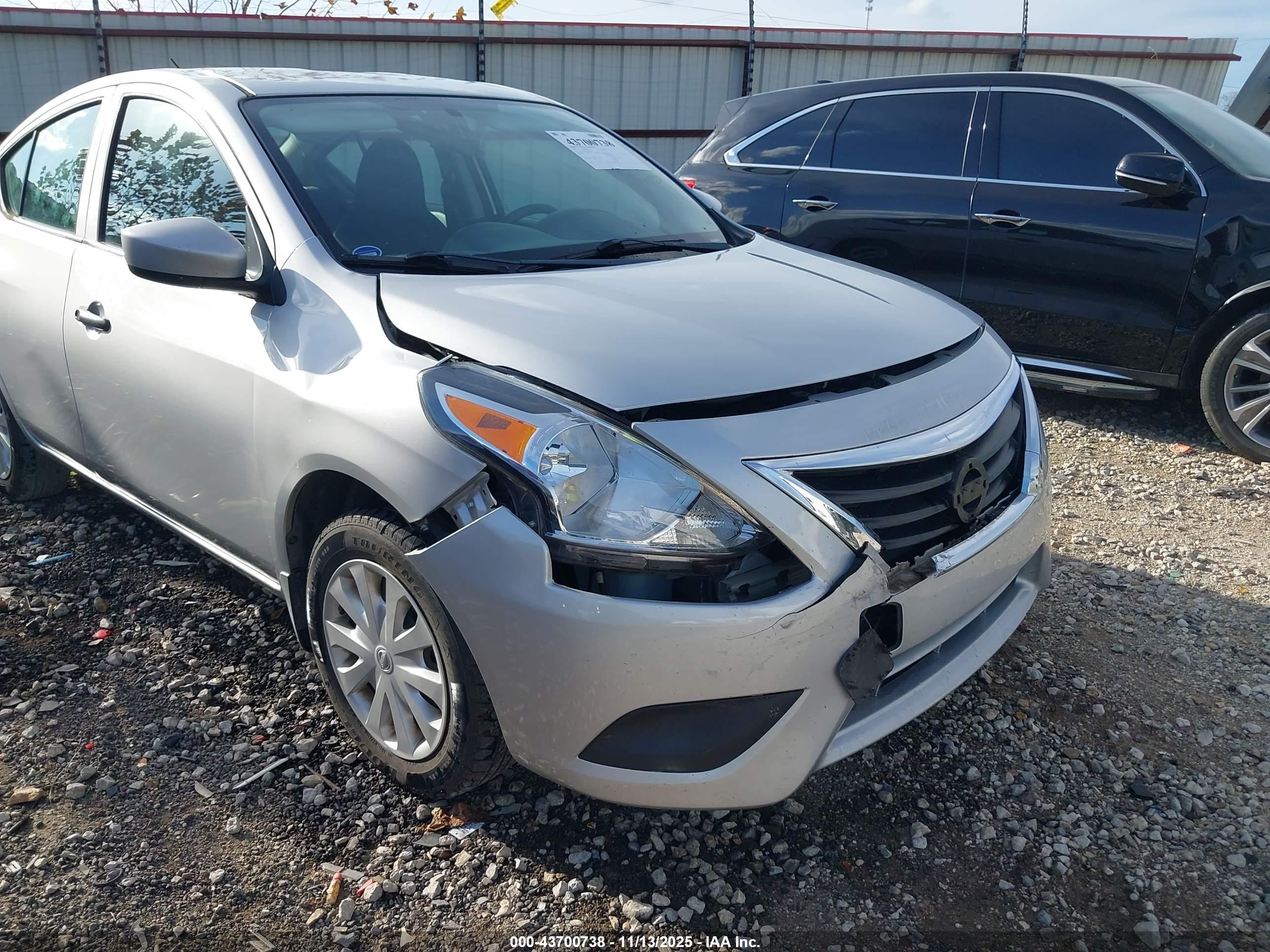 NISSAN VERSA image 6