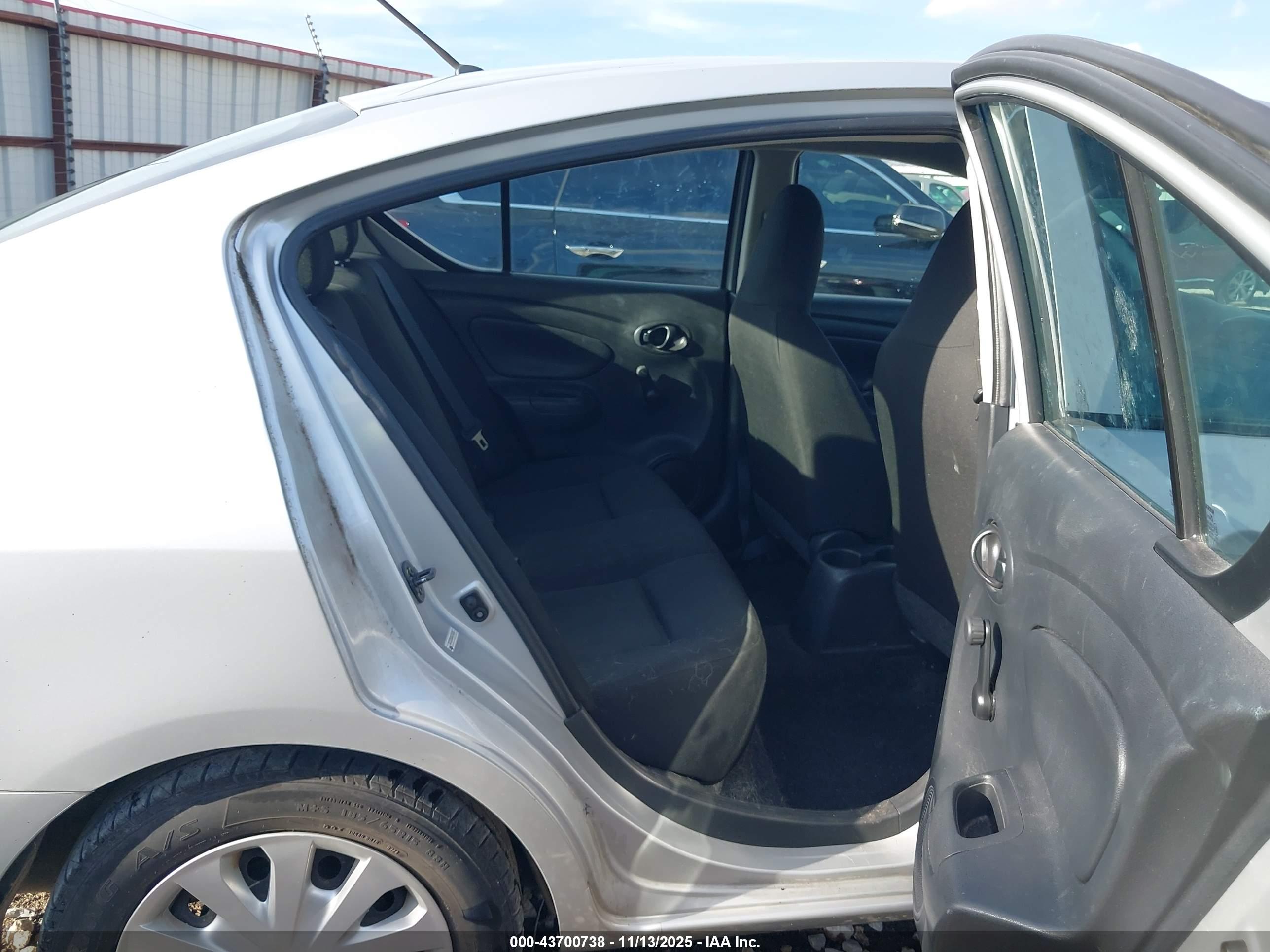 NISSAN VERSA image 8