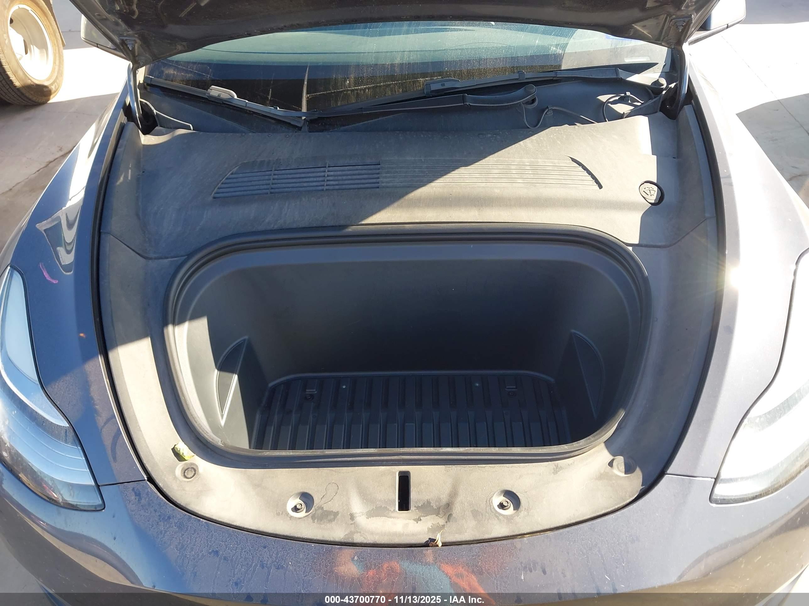 TESLA MODEL image 10