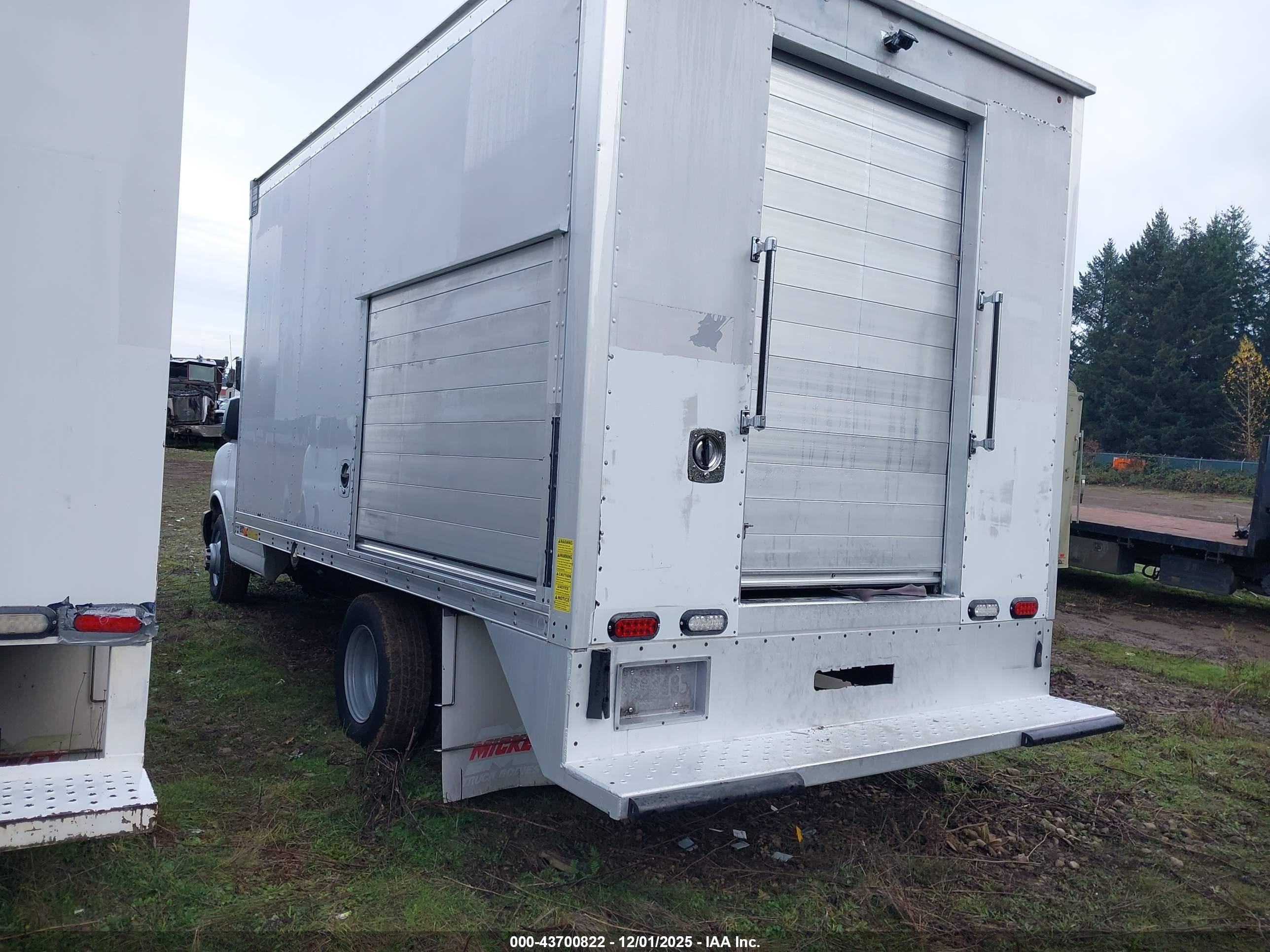 CHEVROLET EXPRESS image 3