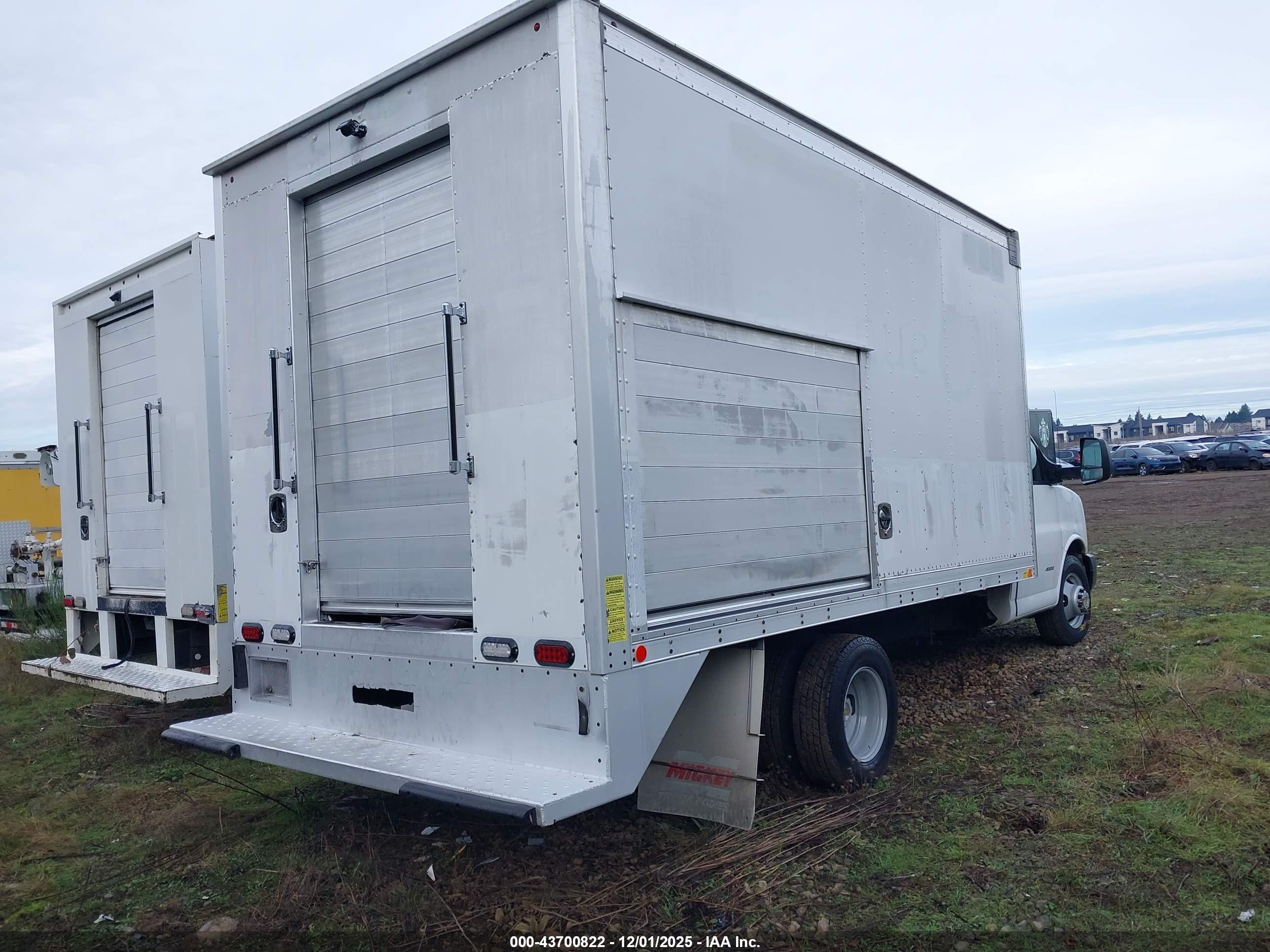 CHEVROLET EXPRESS image 4