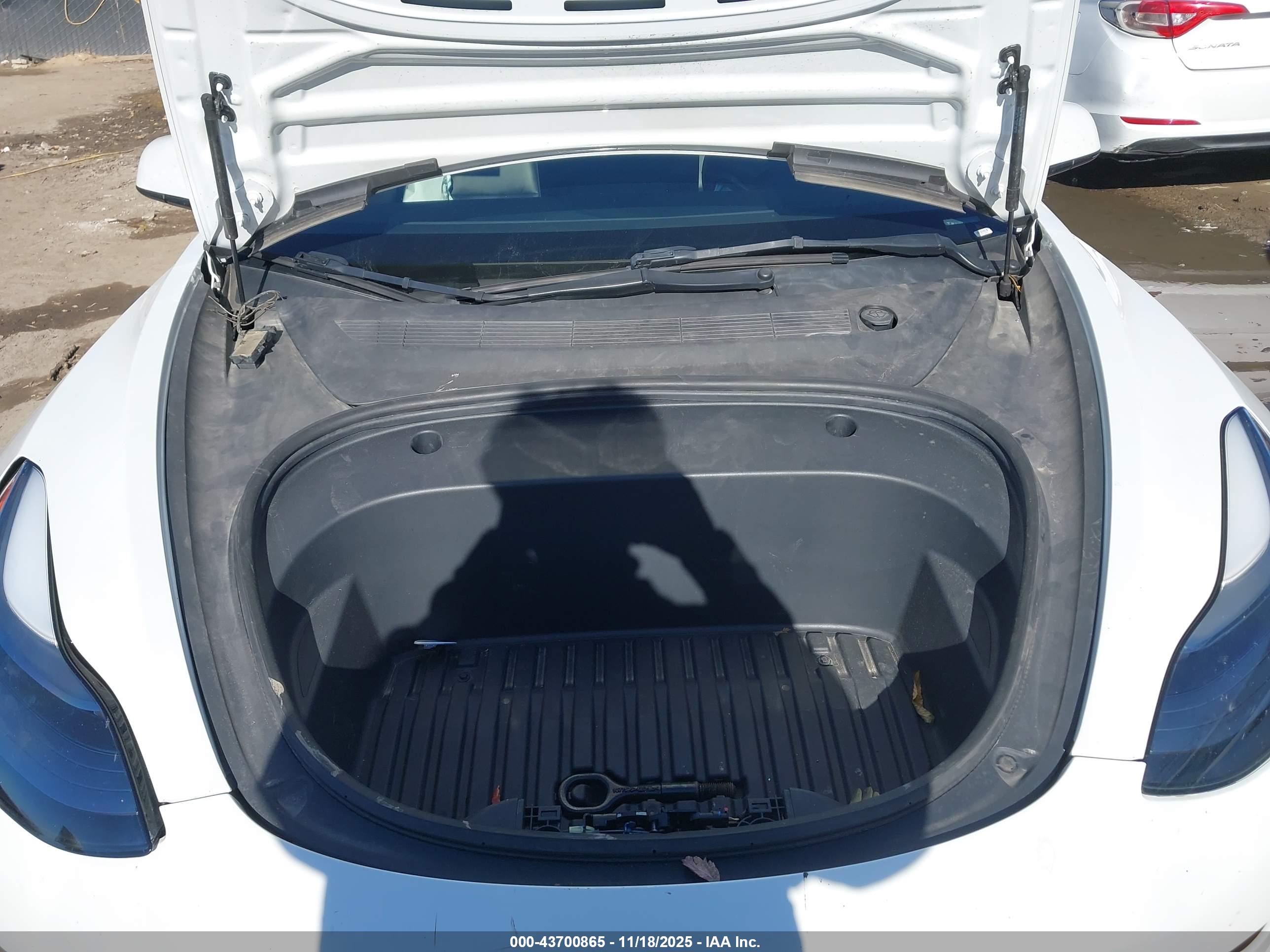 TESLA MODEL image 10