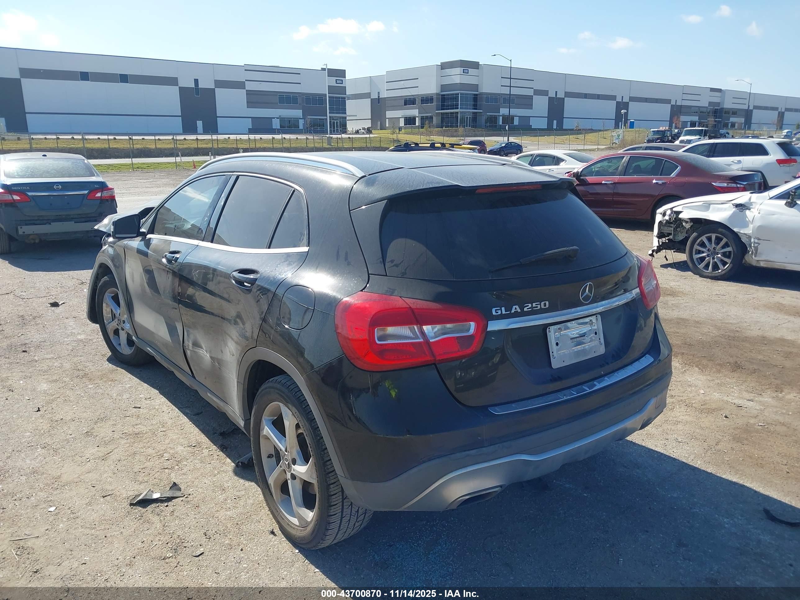 MERCEDES-BENZ GLA image 3