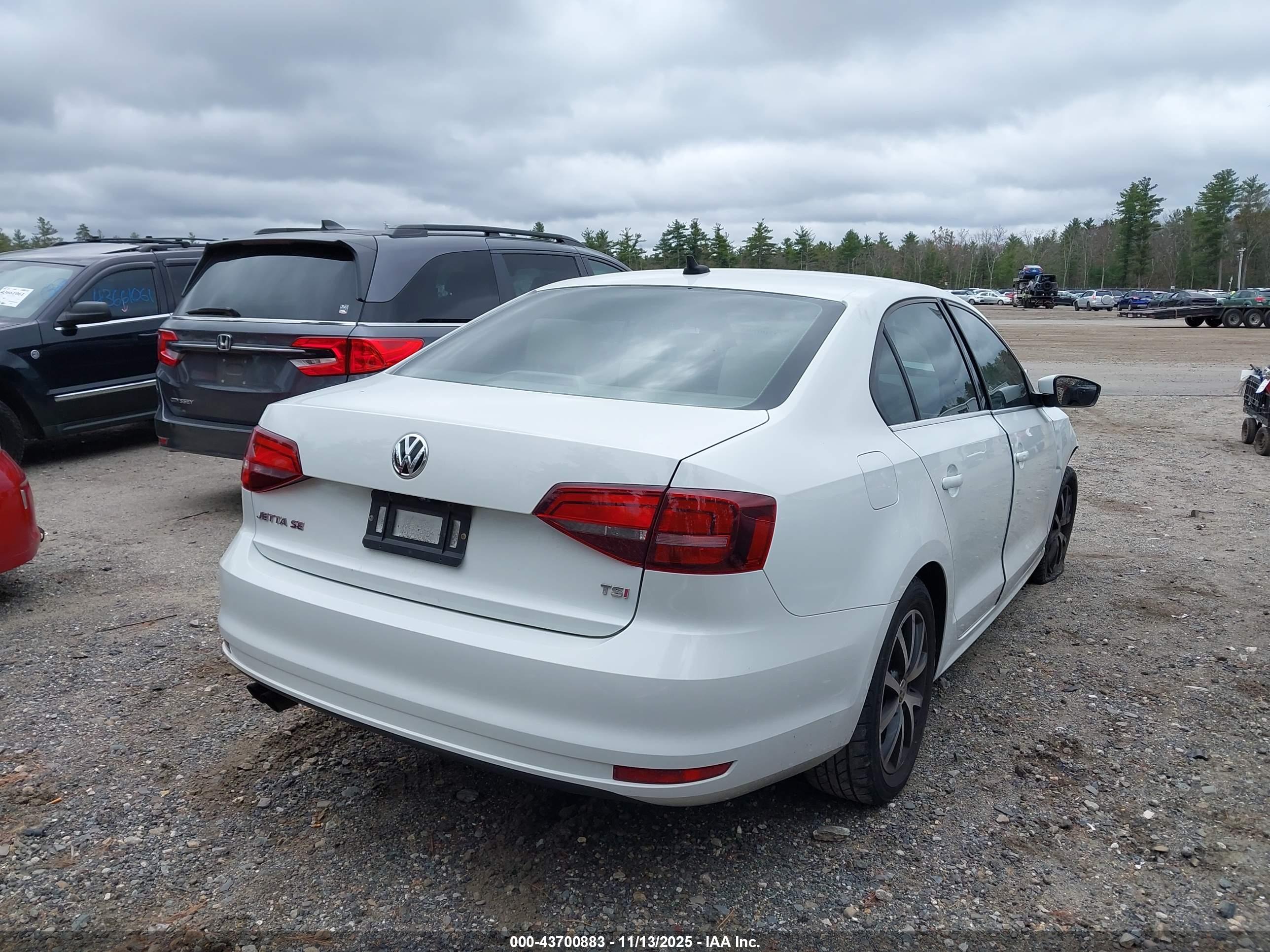 VOLKSWAGEN JETTA image 4