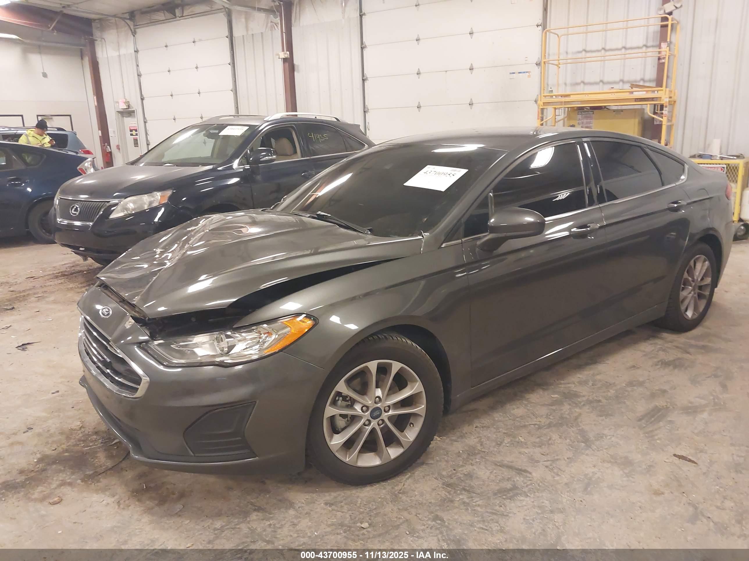 FORD FUSION image 2