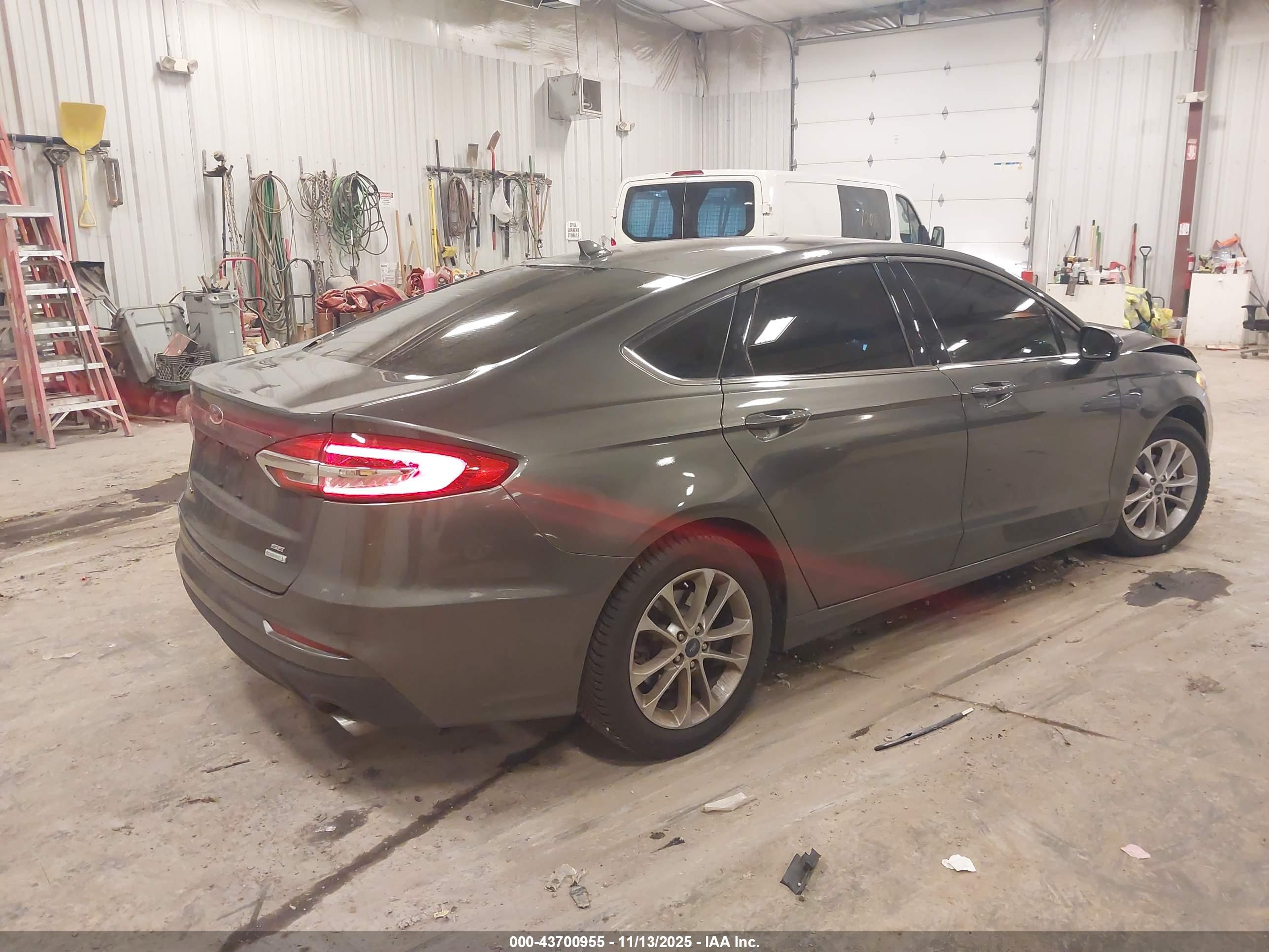 FORD FUSION image 4