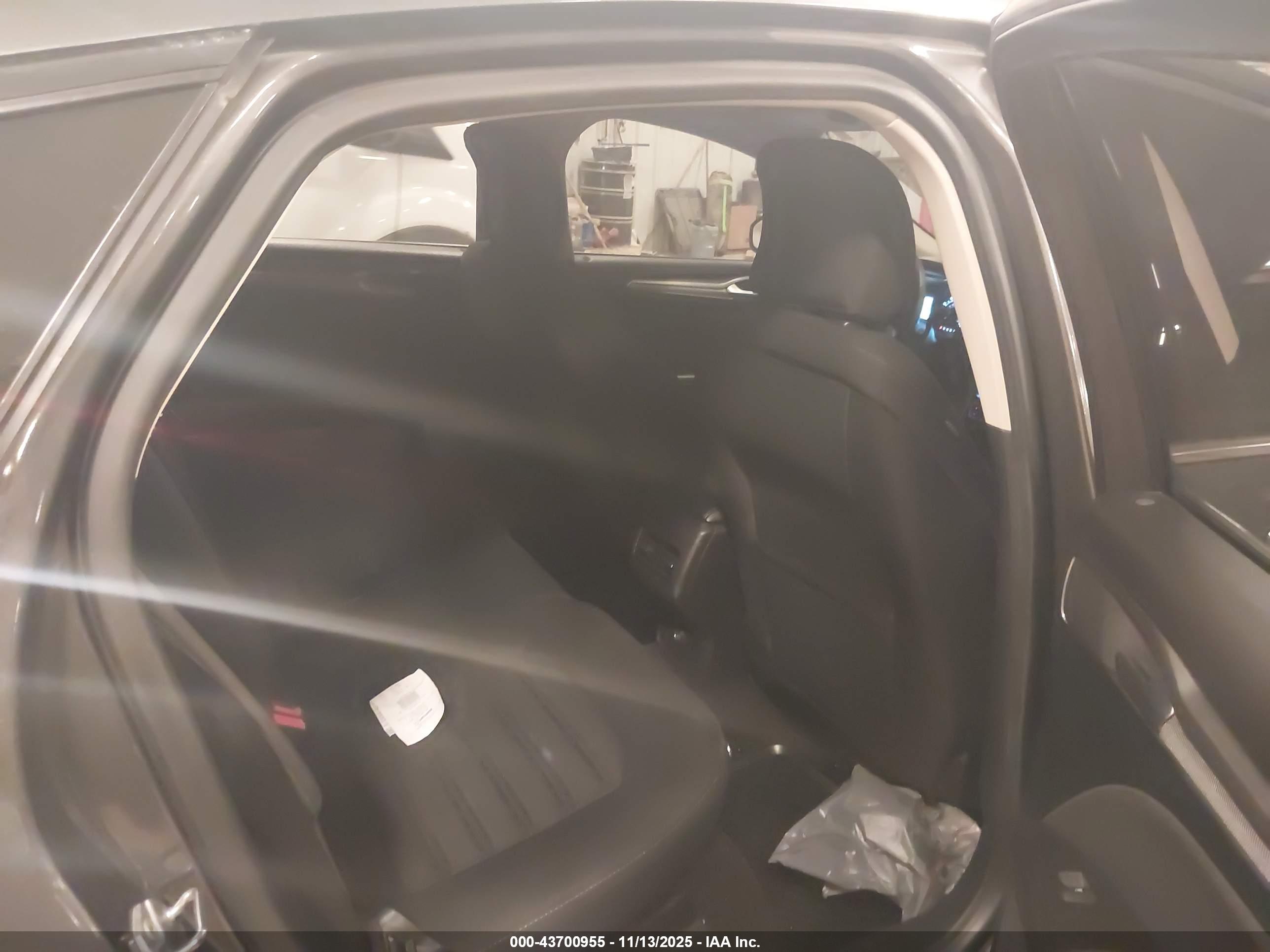 FORD FUSION image 8