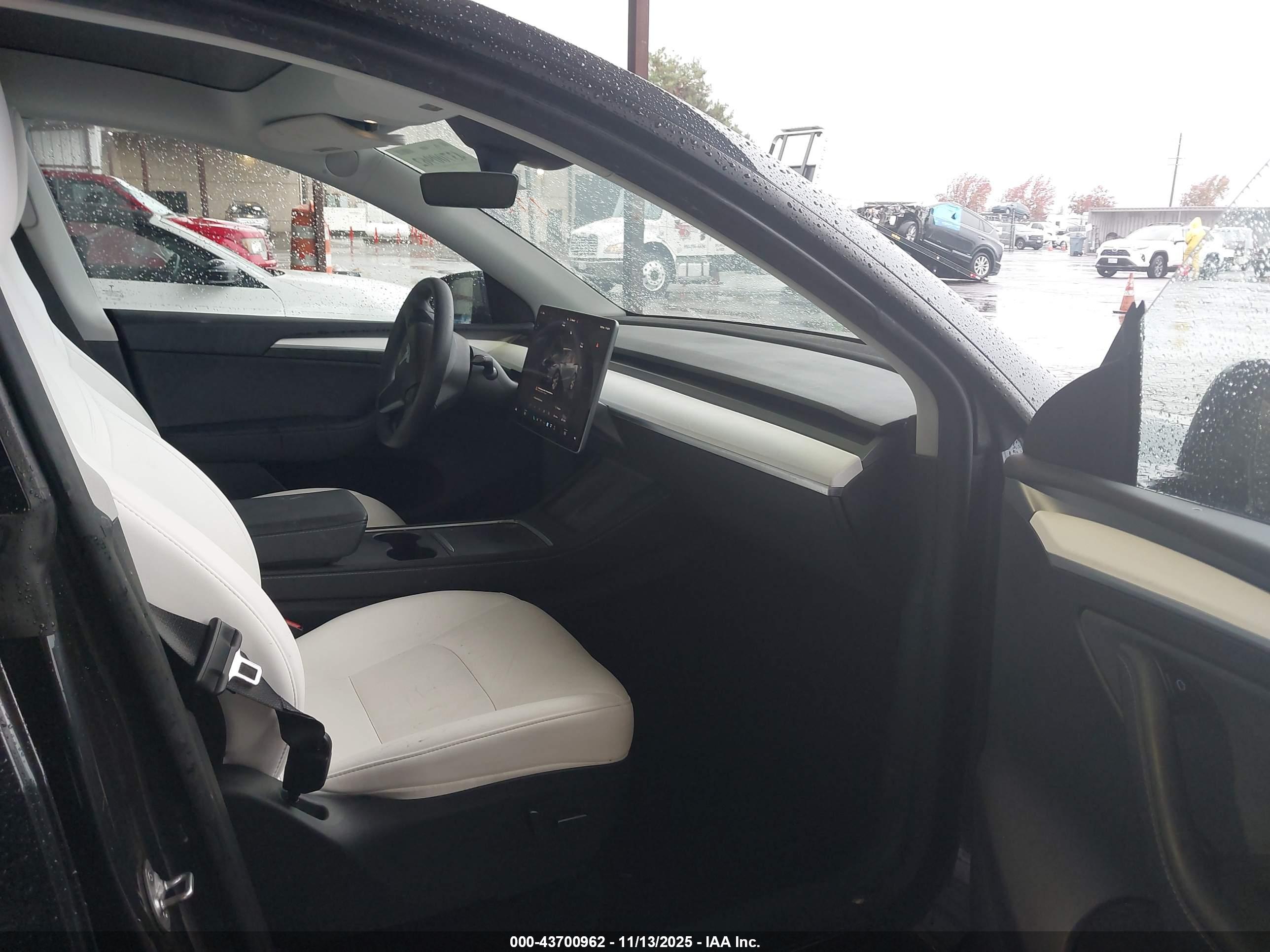 TESLA MODEL image 5