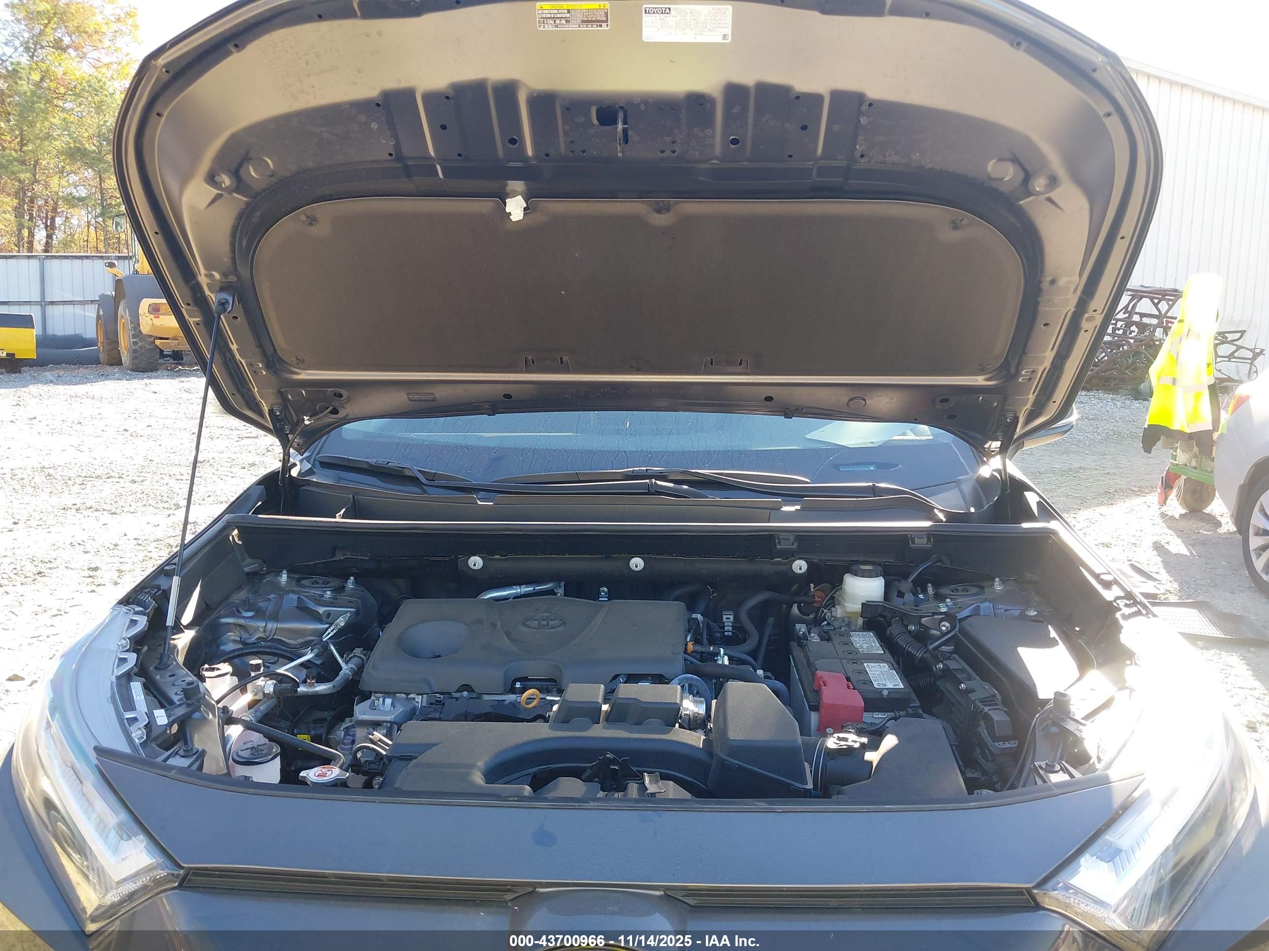 TOYOTA RAV4 image 10