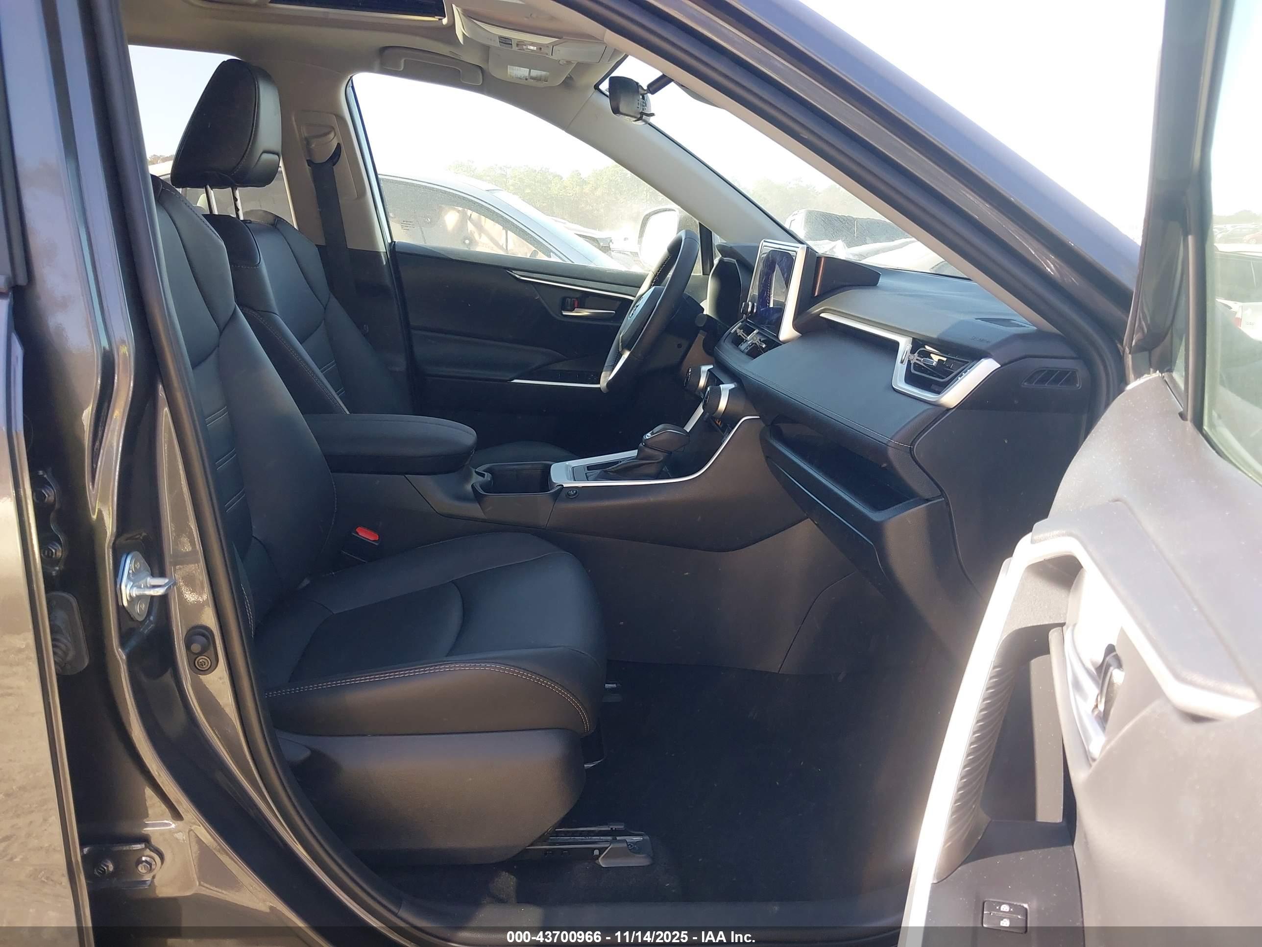 TOYOTA RAV4 image 5