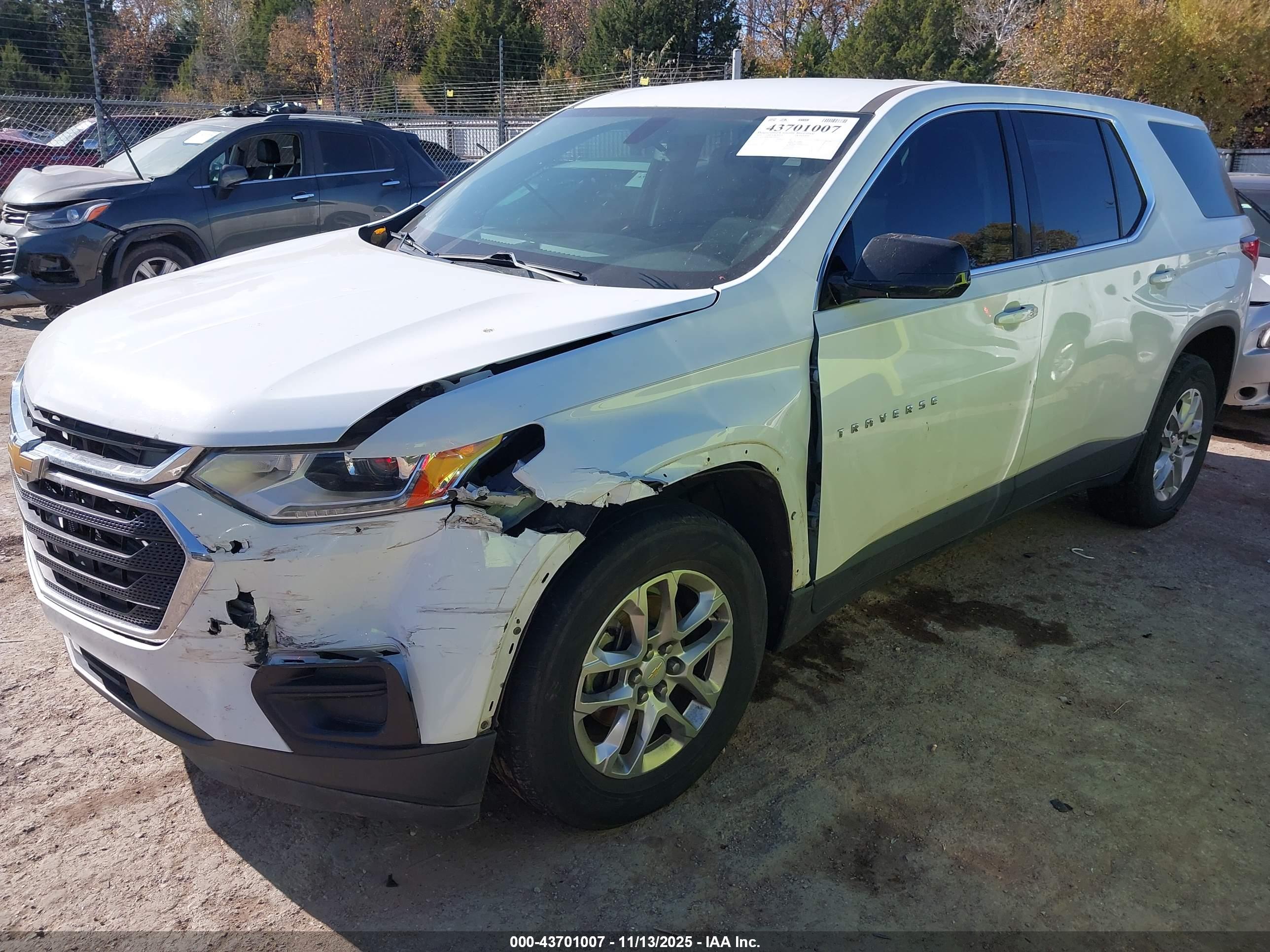 CHEVROLET TRAVERSE image 2
