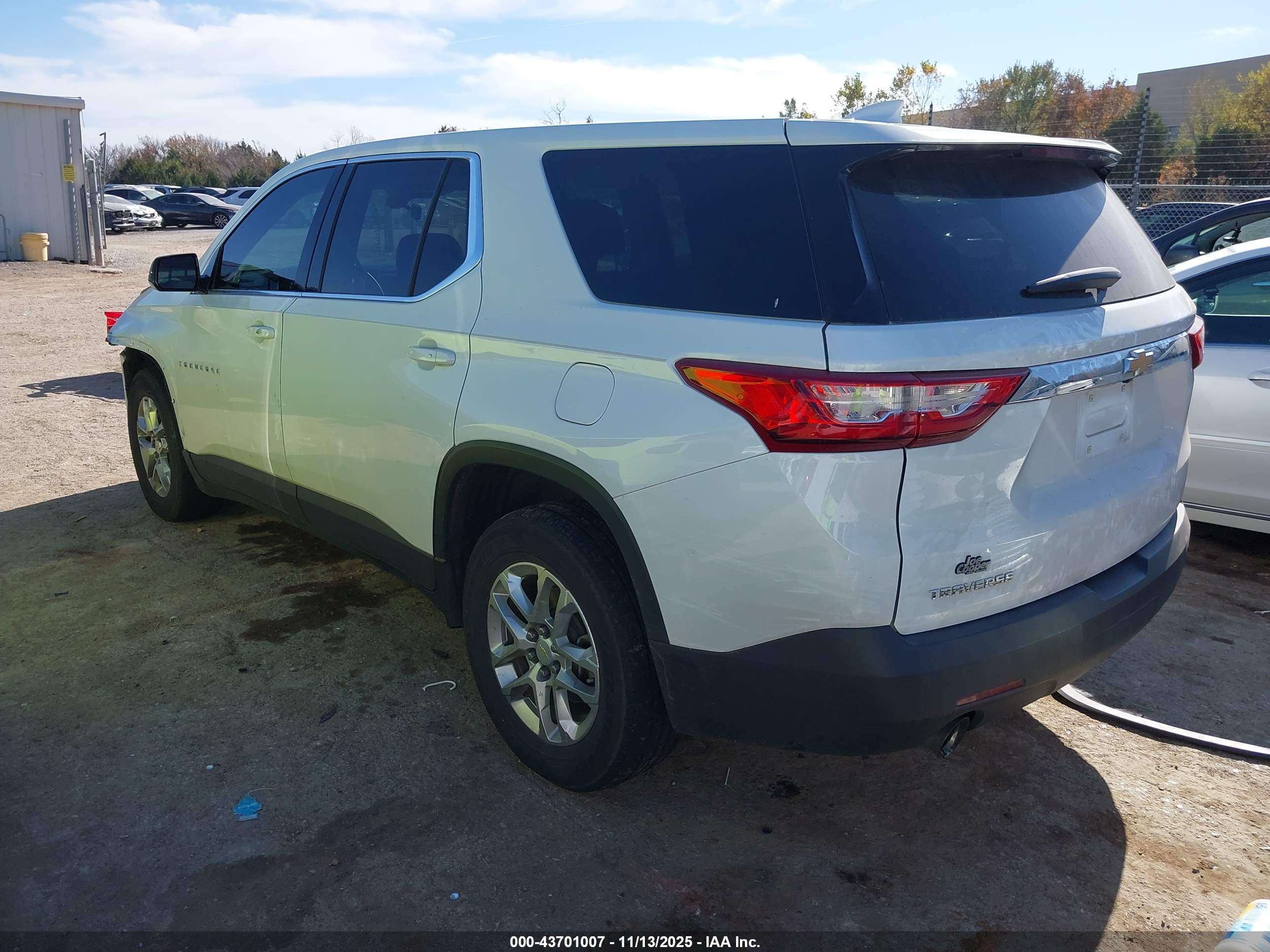 CHEVROLET TRAVERSE image 3